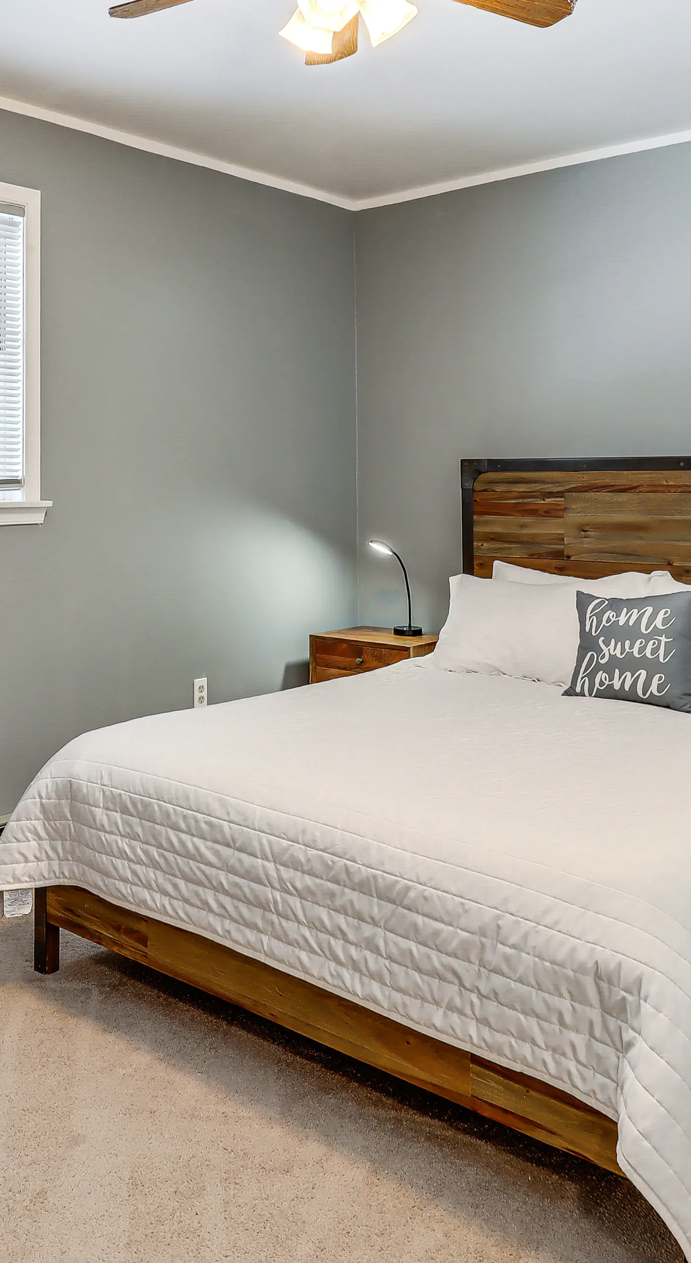 4 Mi to Camelback! Group-Friendly Poconos Cabin