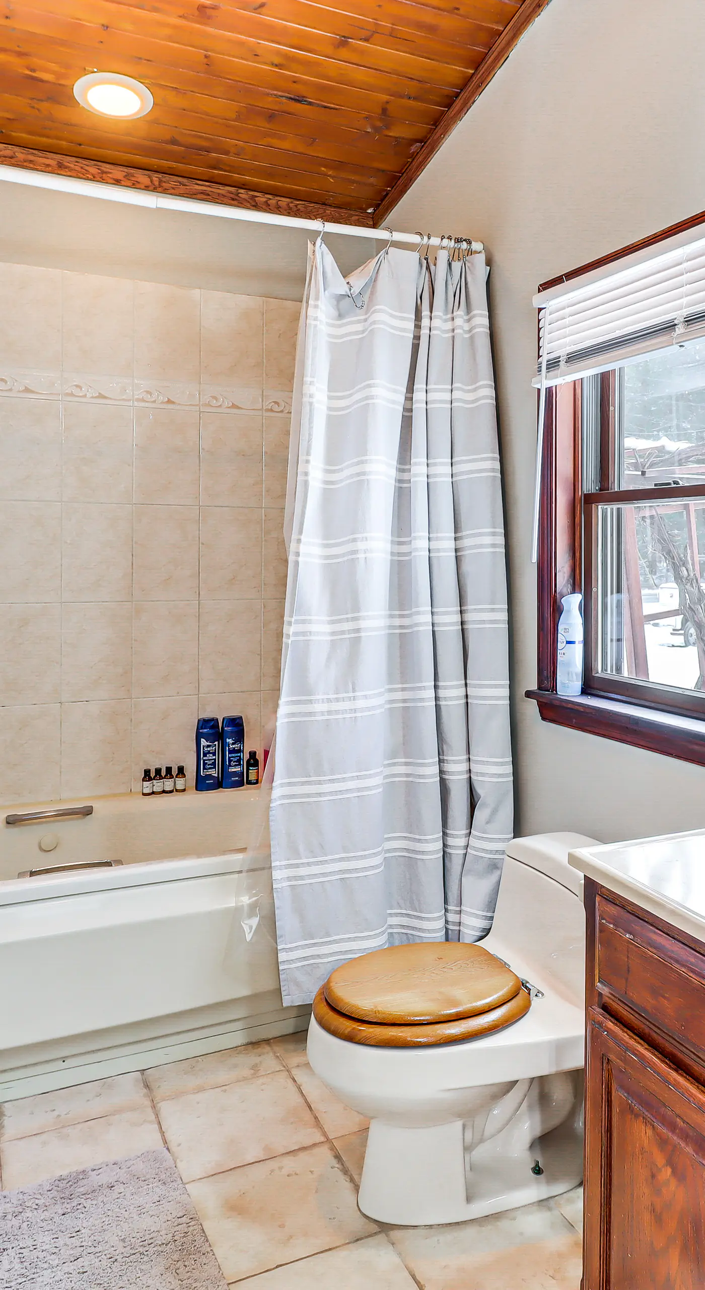 4 Mi to Camelback! Group-Friendly Poconos Cabin