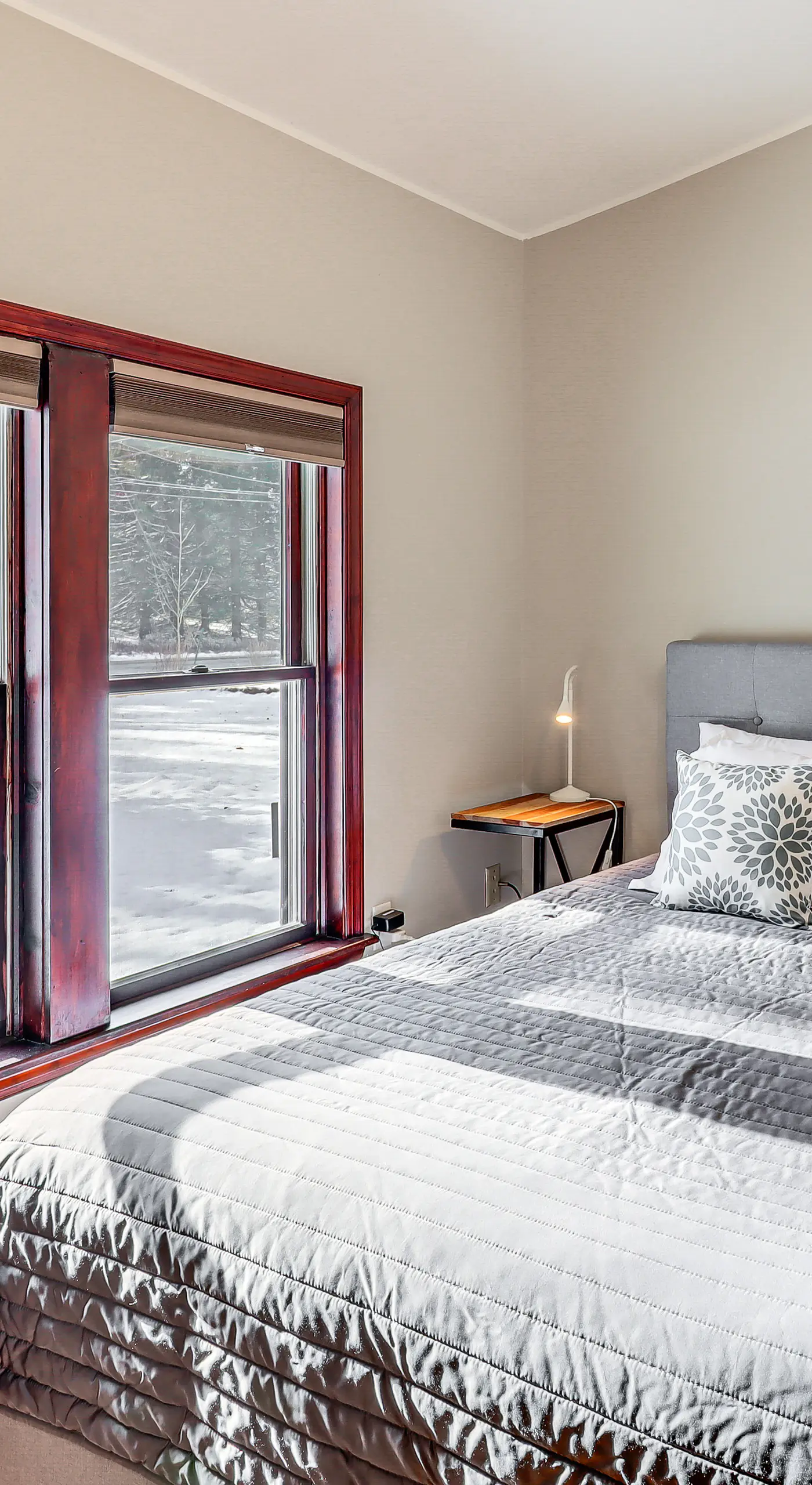 4 Mi to Camelback! Group-Friendly Poconos Cabin