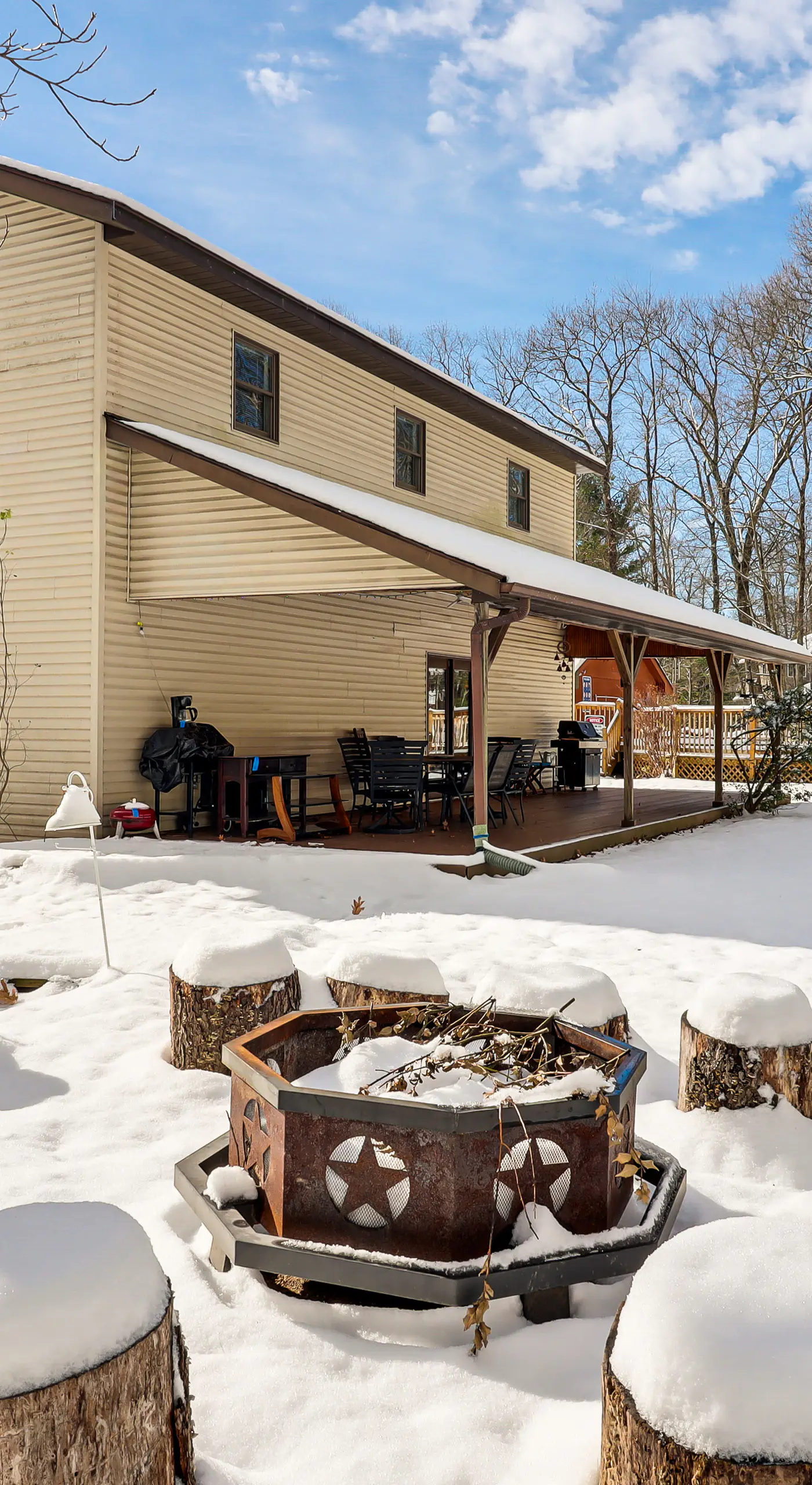 4 Mi to Camelback! Group-Friendly Poconos Cabin