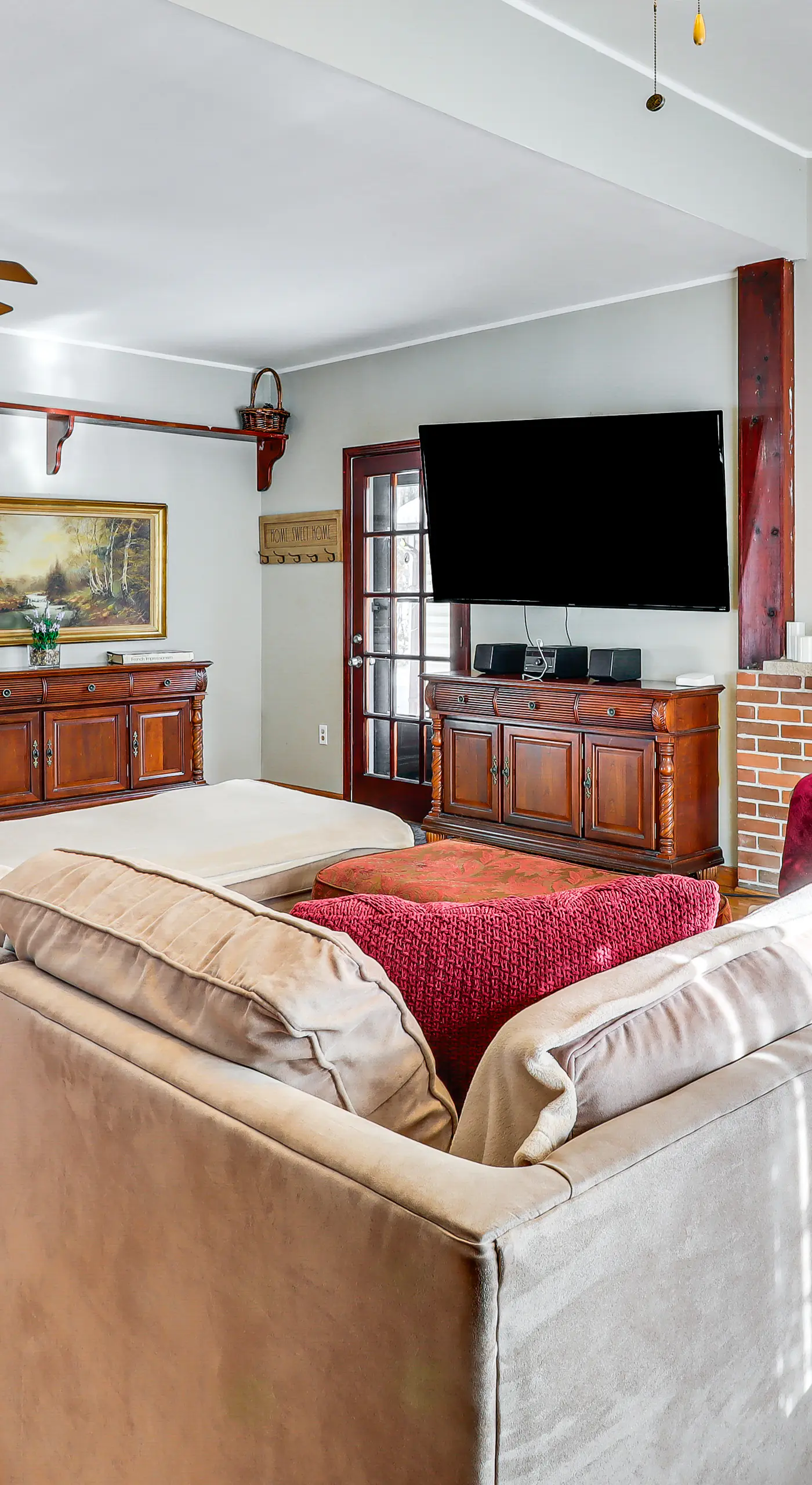 4 Mi to Camelback! Group-Friendly Poconos Cabin