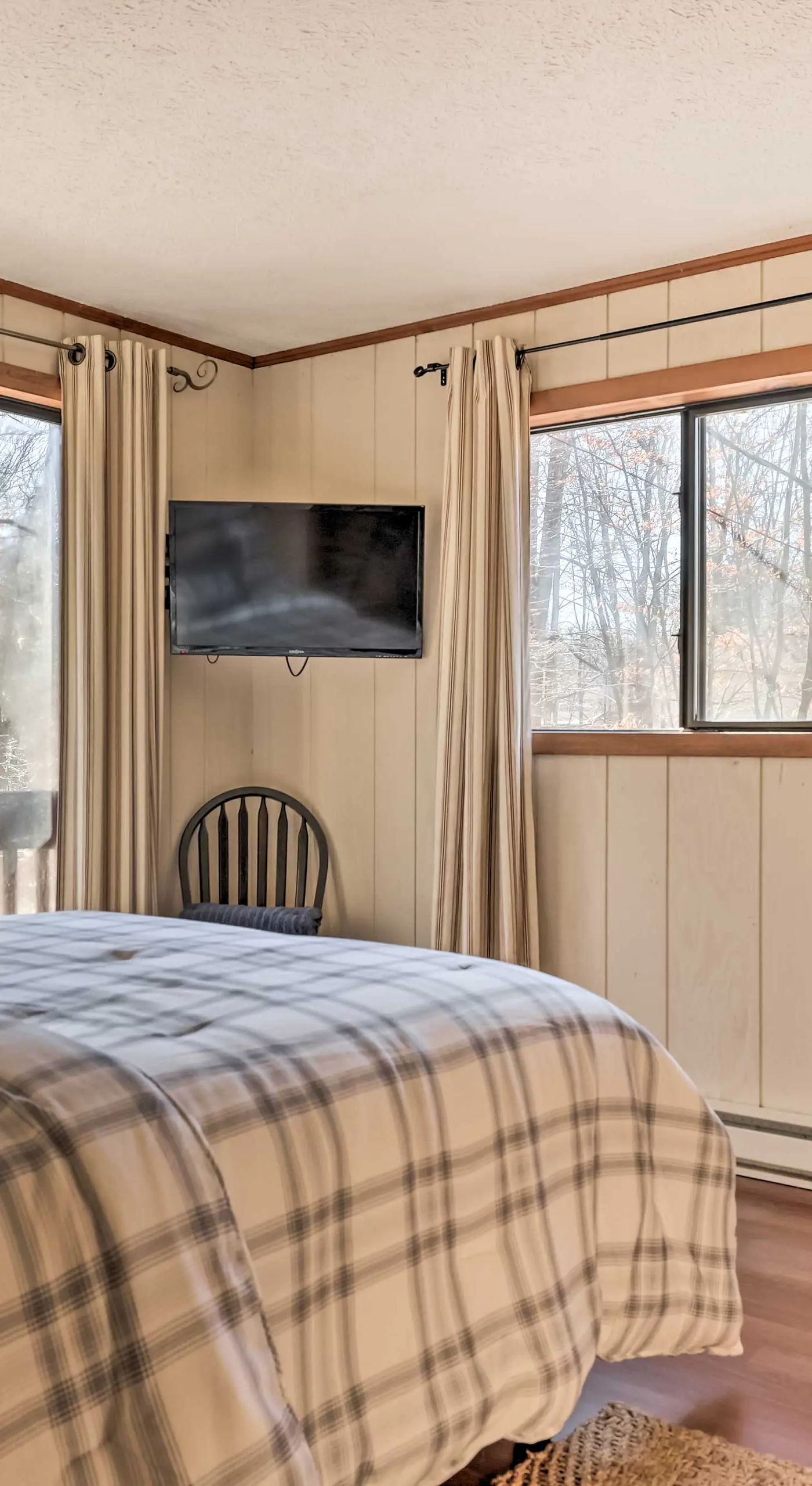 Fire Pit & Grill: 'Woodside Nest' in Pocono Lake!