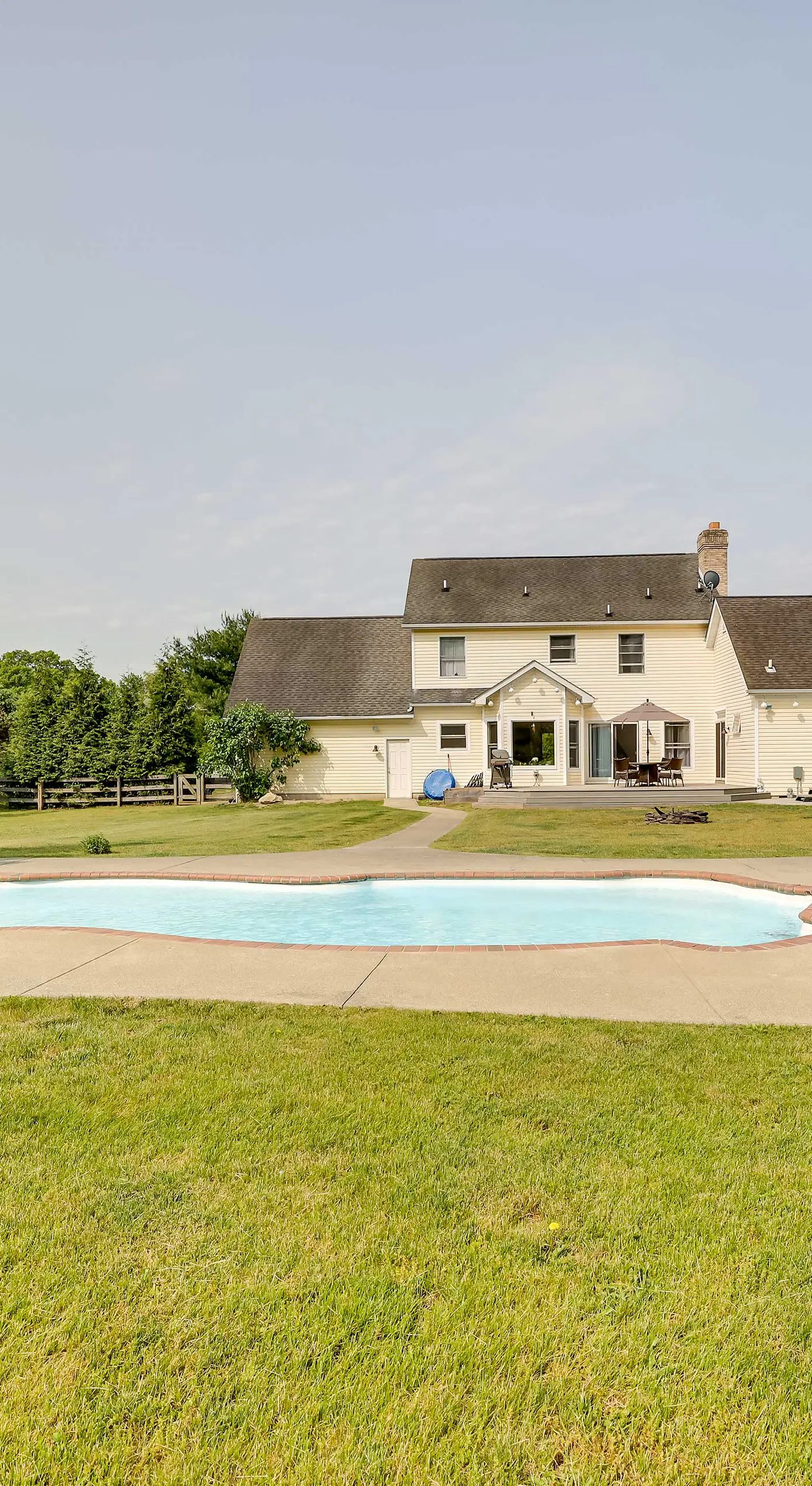 Calm Columbia Haven: Outdoor Pool, Hot Tub!