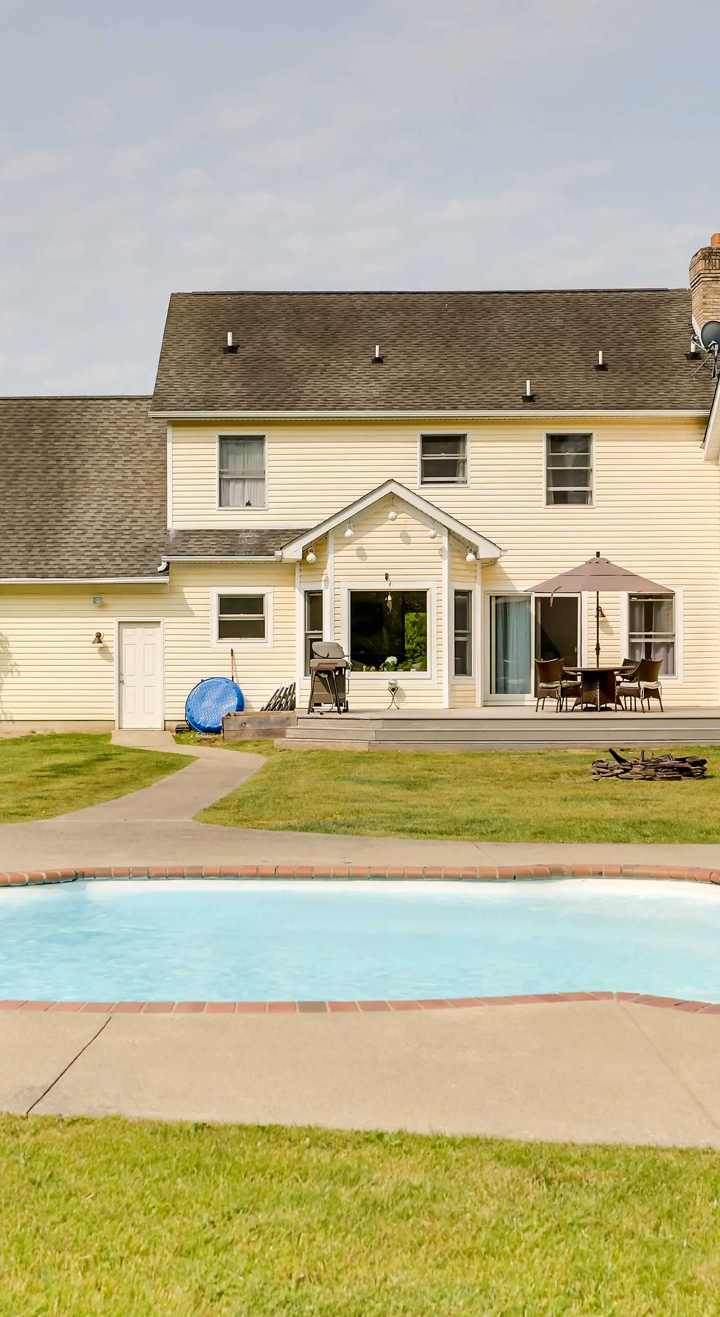 Calm Columbia Haven: Outdoor Pool, Hot Tub!