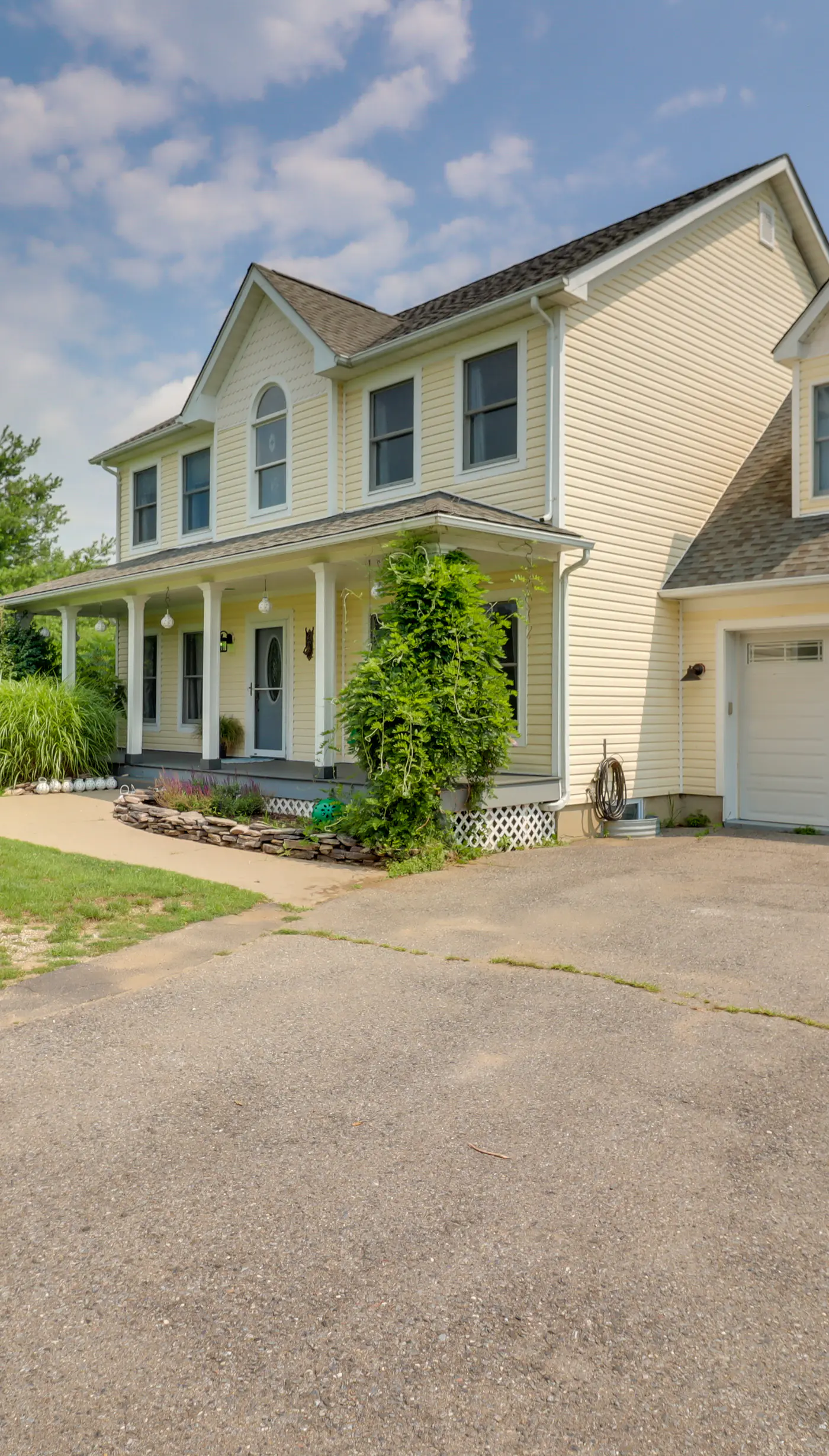 Calm Columbia Haven: Outdoor Pool, Hot Tub!