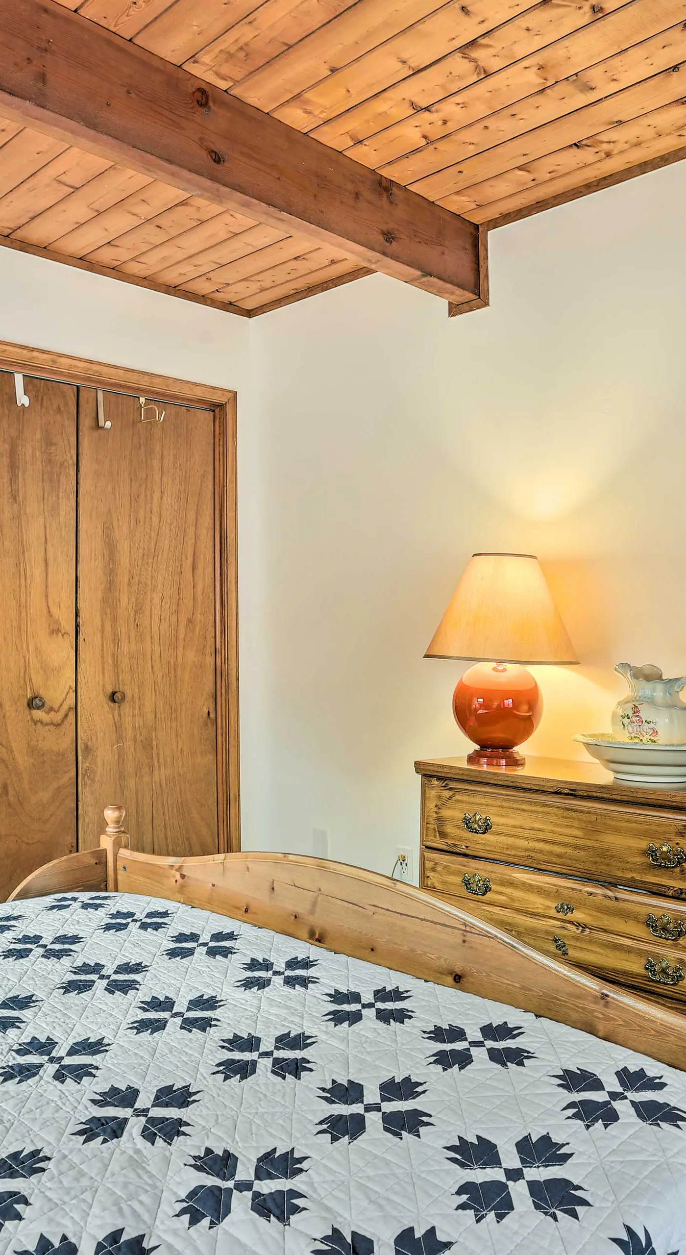 4 Mi to Tubing: Cozy Bushkill Cabin w/ Deck!