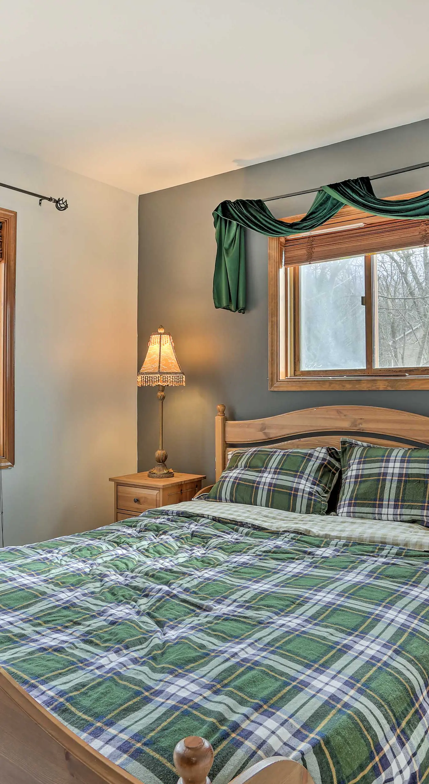 4 Mi to Tubing: Cozy Bushkill Cabin w/ Deck!