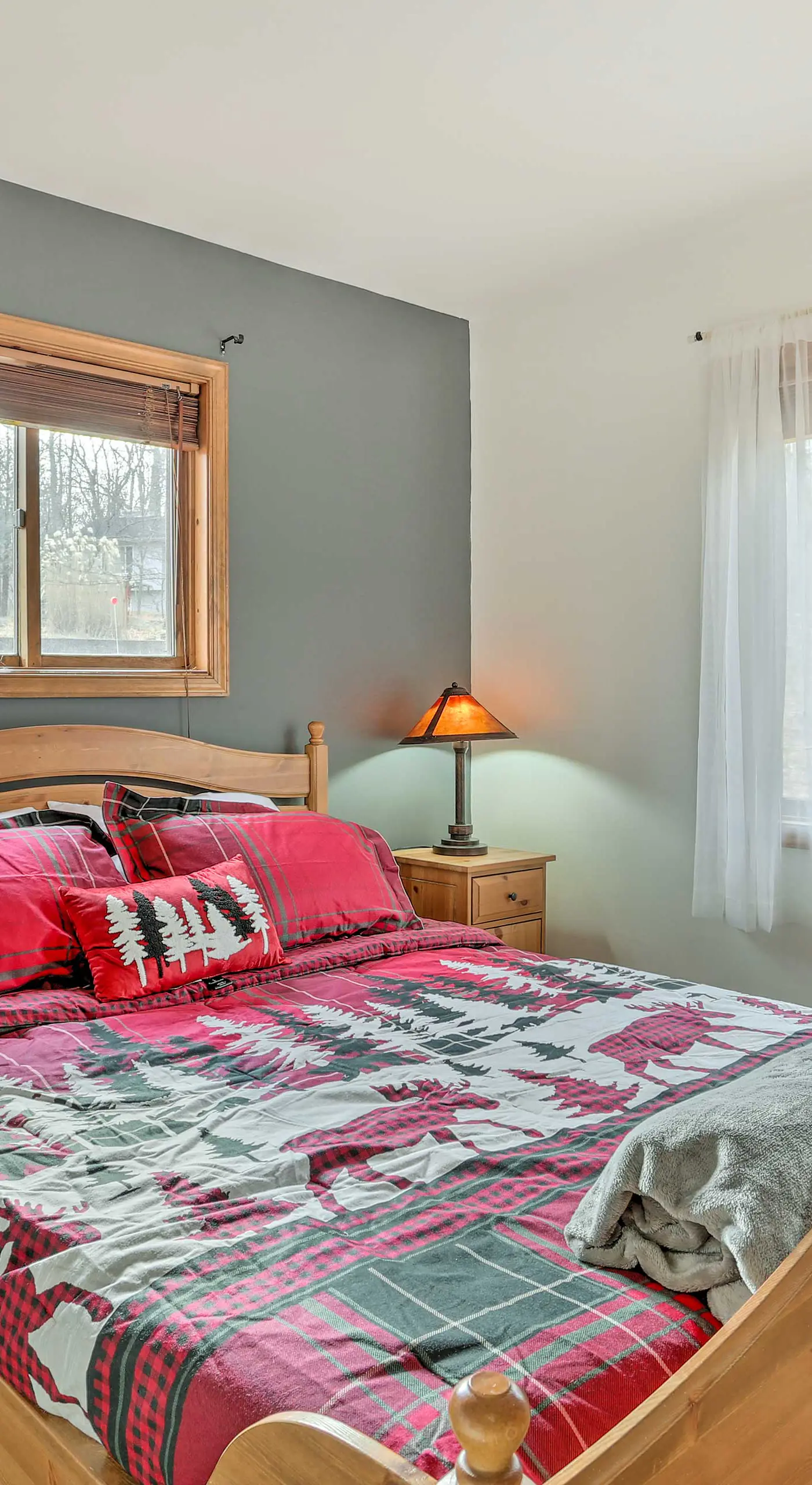 4 Mi to Tubing: Cozy Bushkill Cabin w/ Deck!