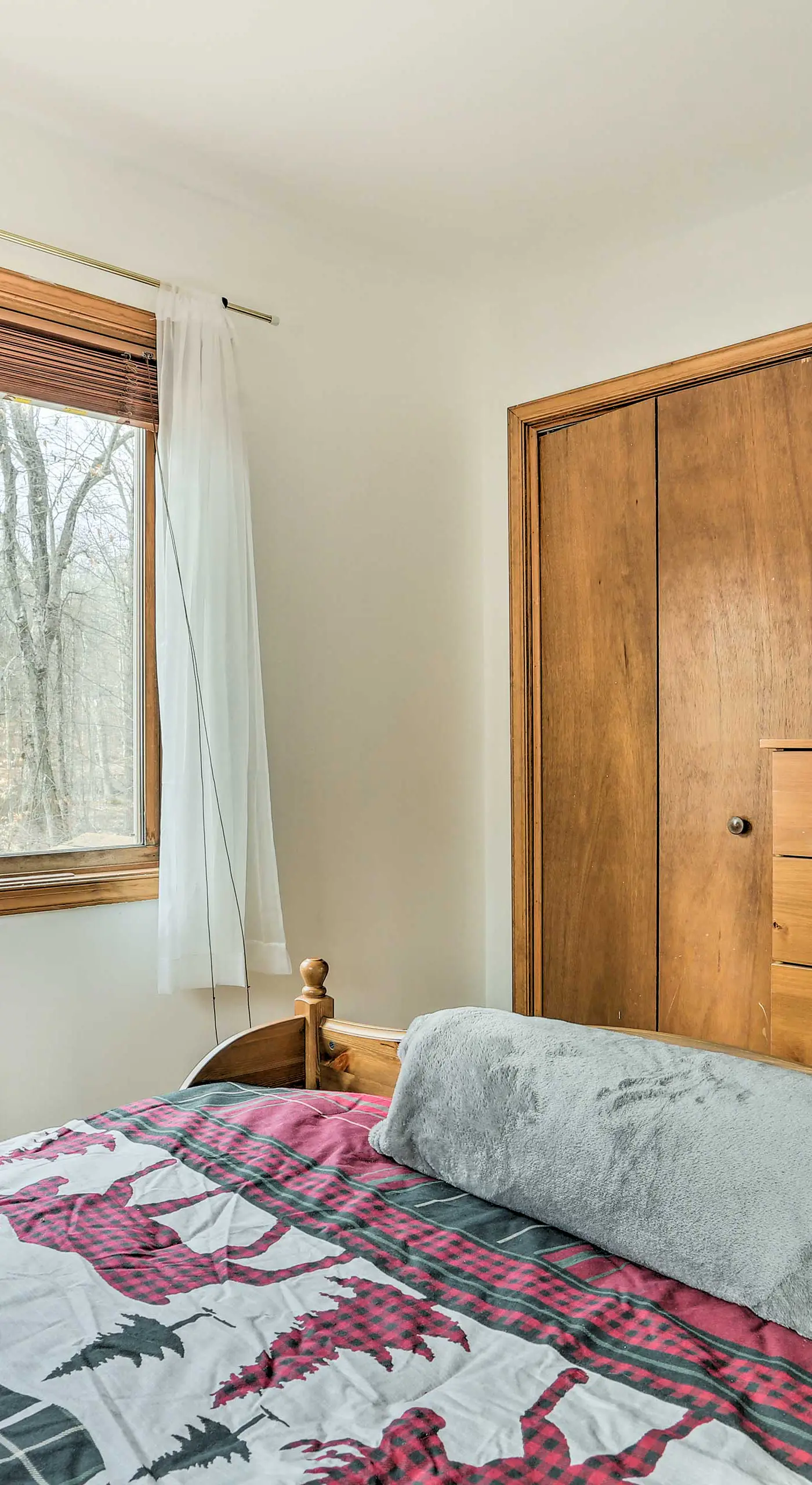 4 Mi to Tubing: Cozy Bushkill Cabin w/ Deck!