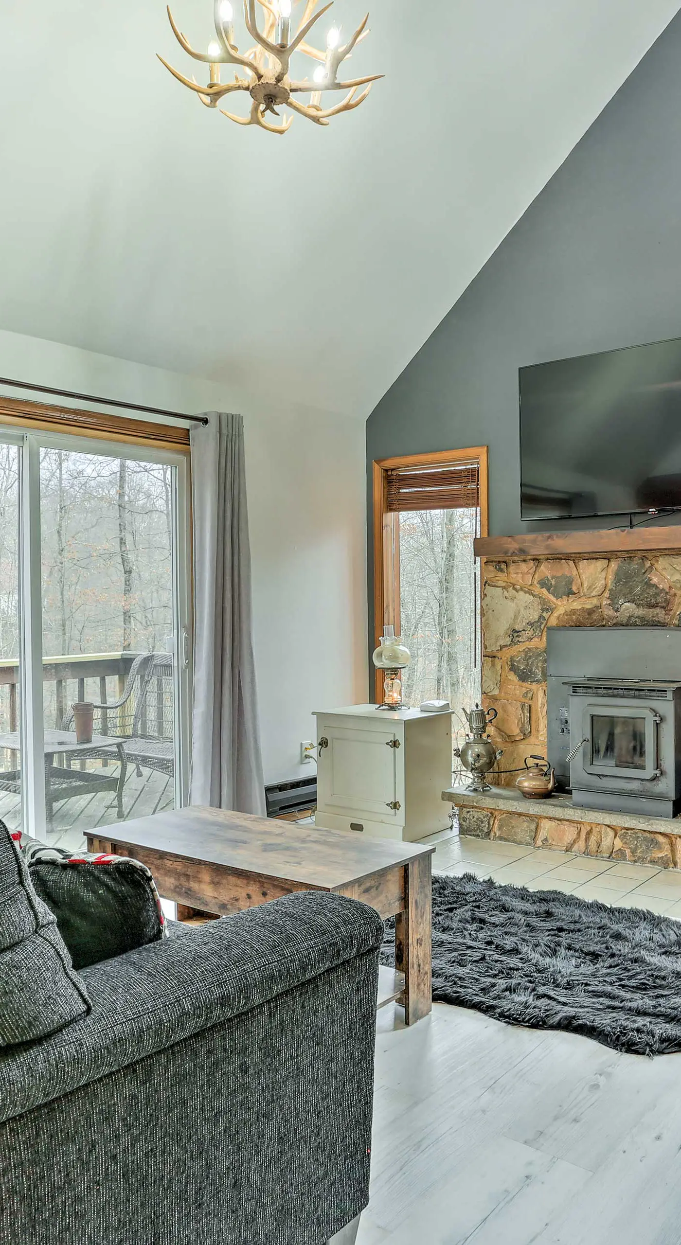4 Mi to Tubing: Cozy Bushkill Cabin w/ Deck!