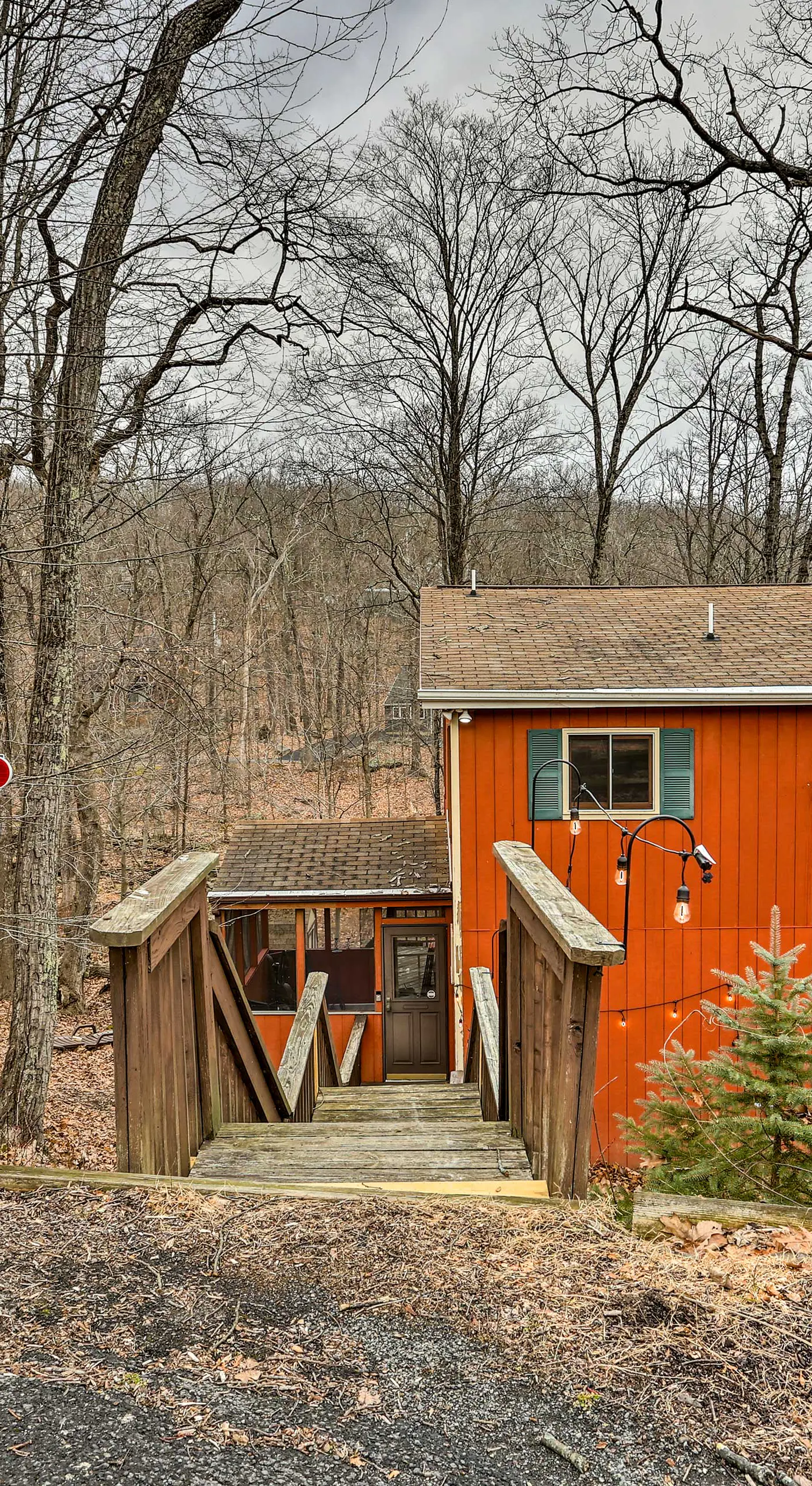 4 Mi to Tubing: Cozy Bushkill Cabin w/ Deck!
