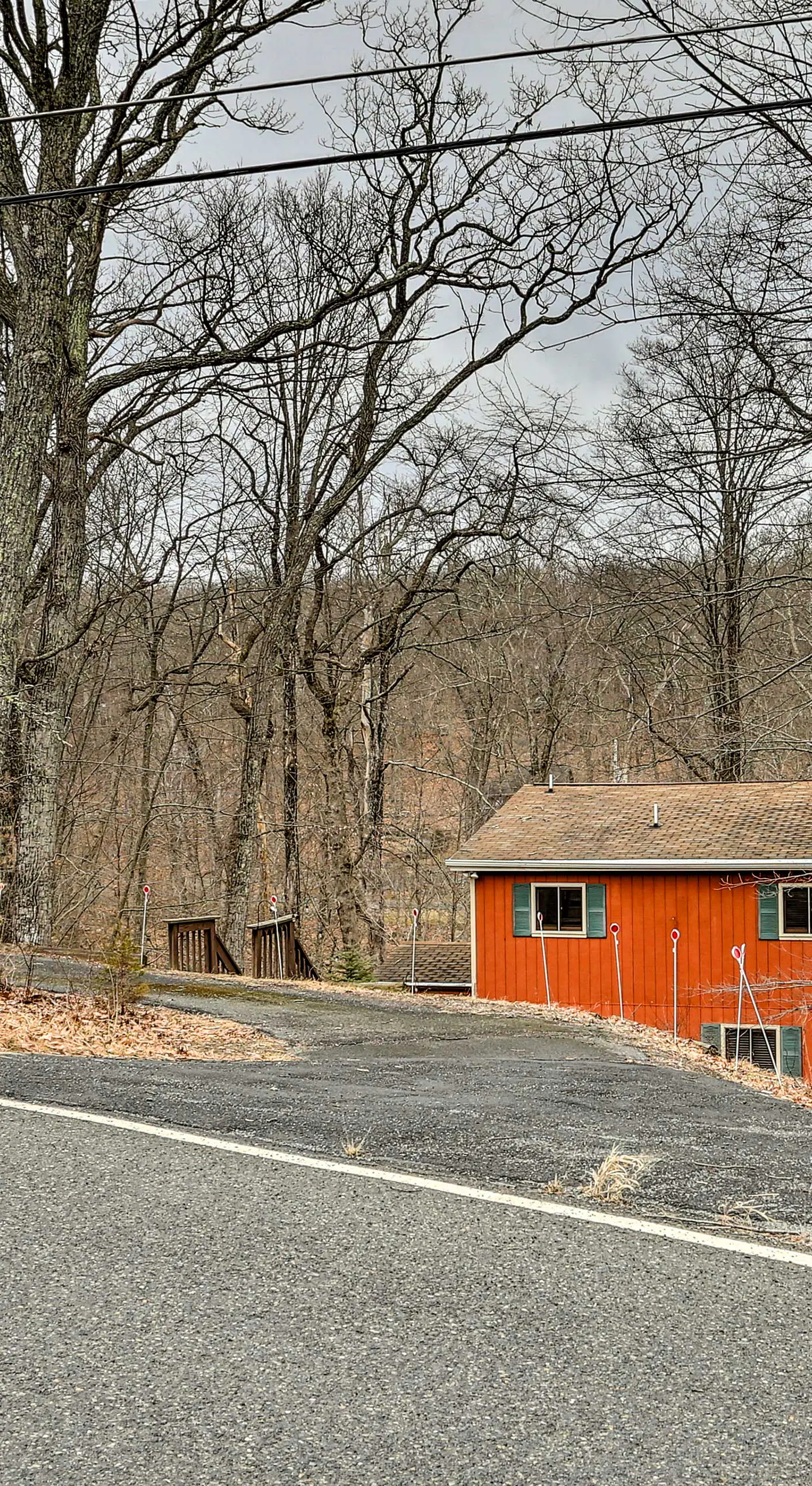 4 Mi to Tubing: Cozy Bushkill Cabin w/ Deck!