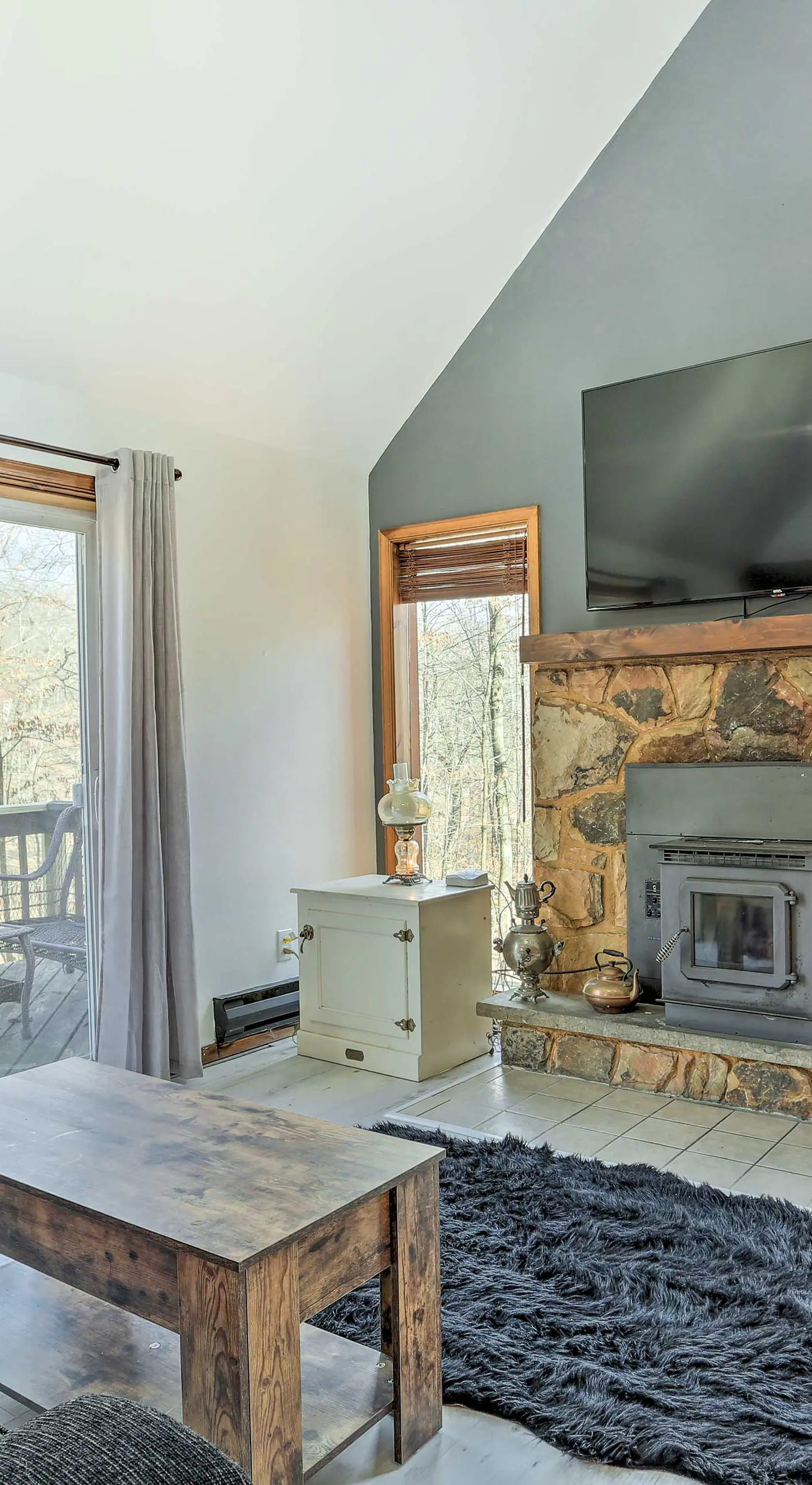 4 Mi to Tubing: Cozy Bushkill Cabin w/ Deck!