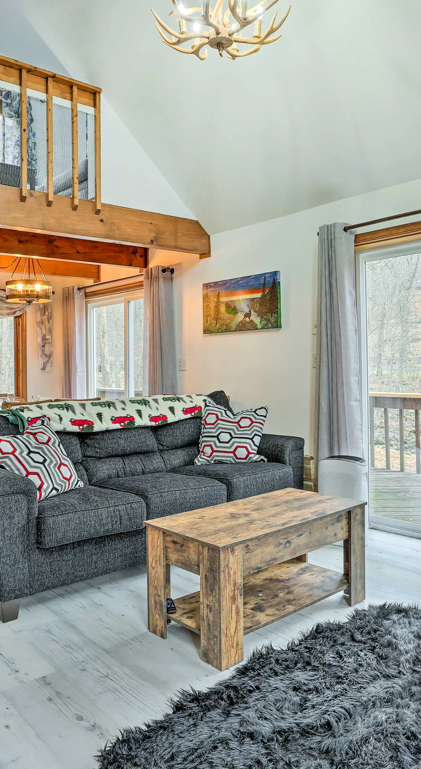 4 Mi to Tubing: Cozy Bushkill Cabin w/ Deck!