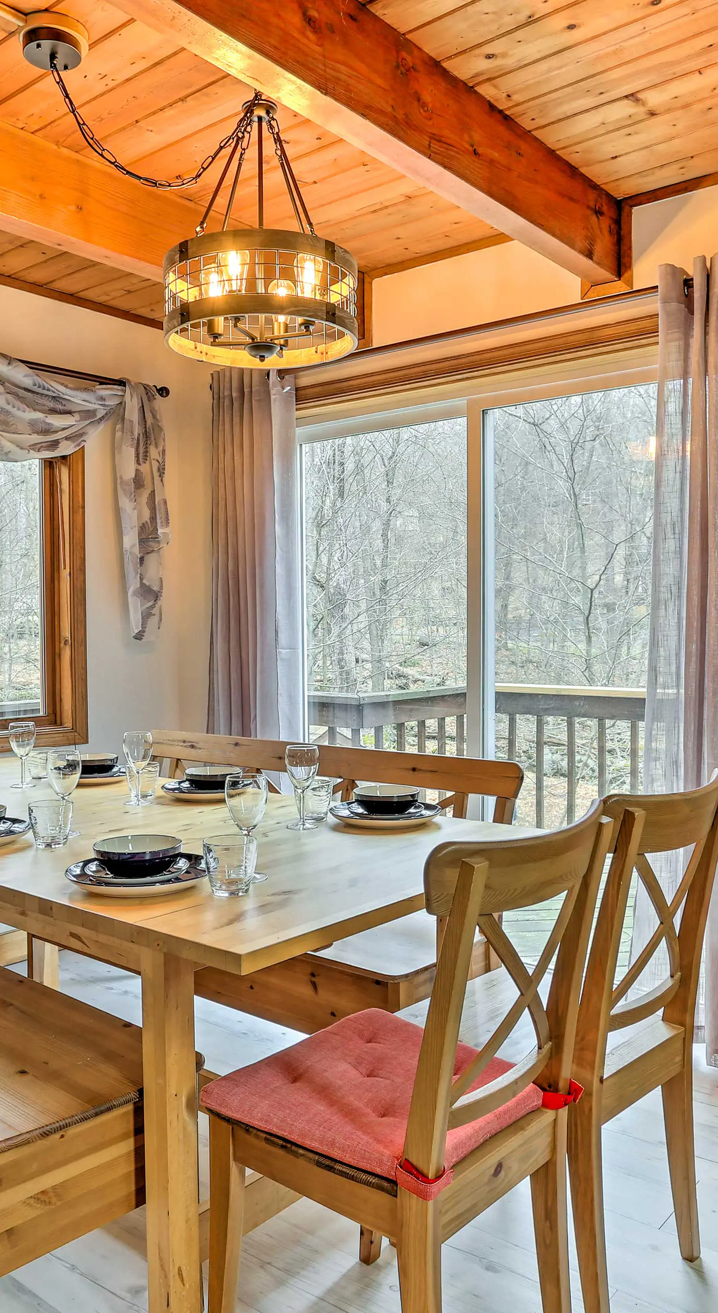 4 Mi to Tubing: Cozy Bushkill Cabin w/ Deck!