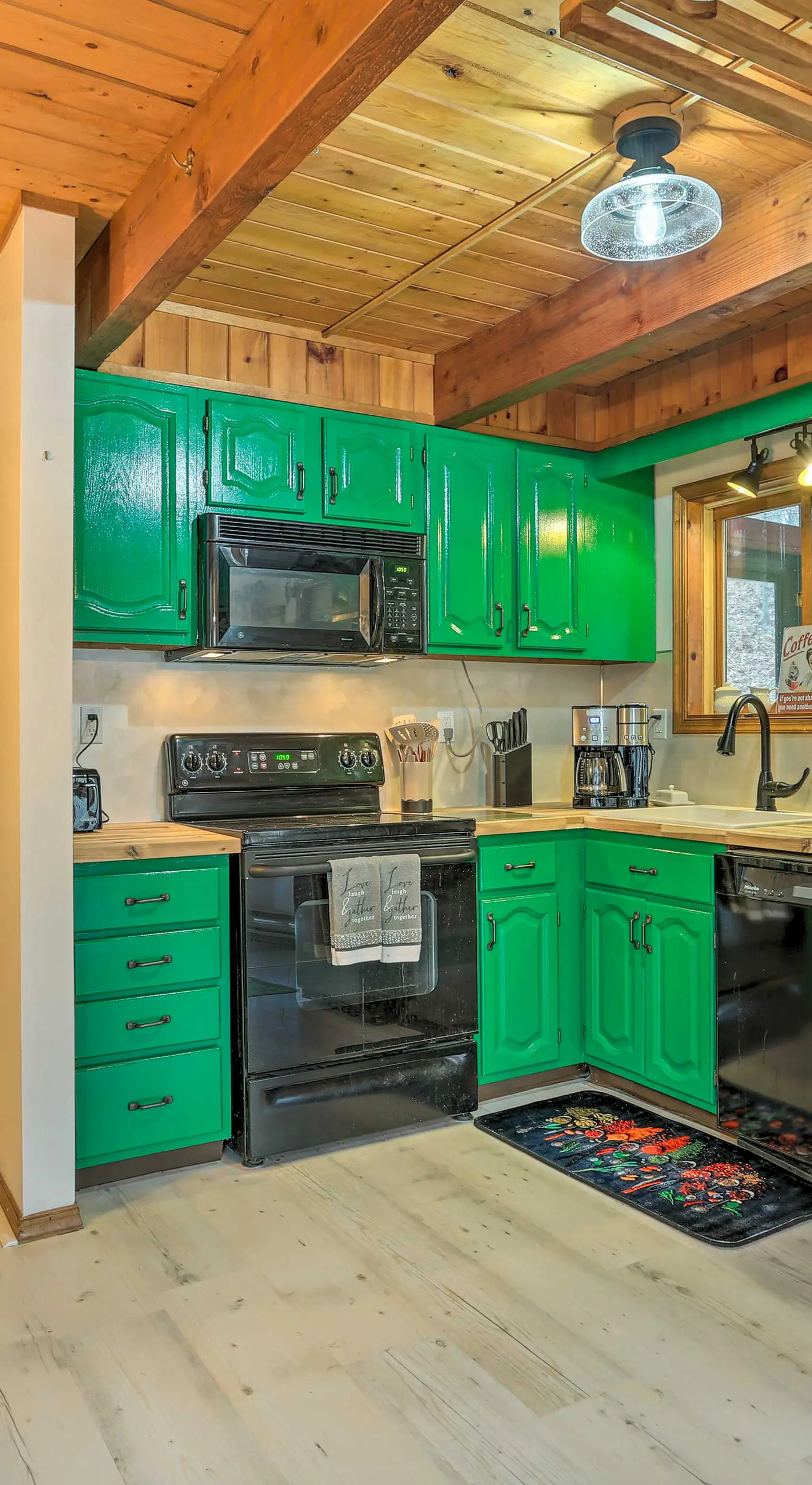 4 Mi to Tubing: Cozy Bushkill Cabin w/ Deck!