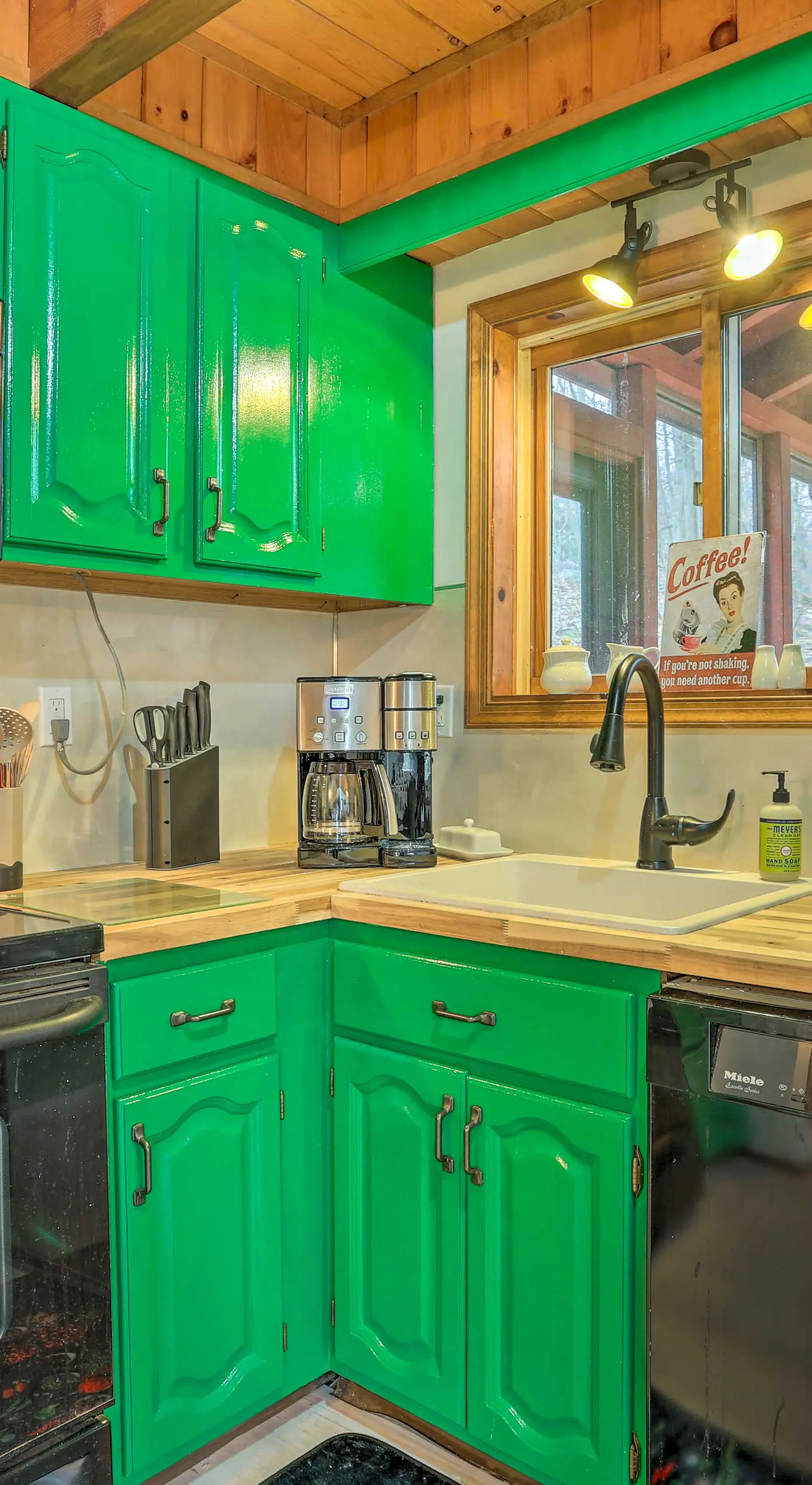 4 Mi to Tubing: Cozy Bushkill Cabin w/ Deck!