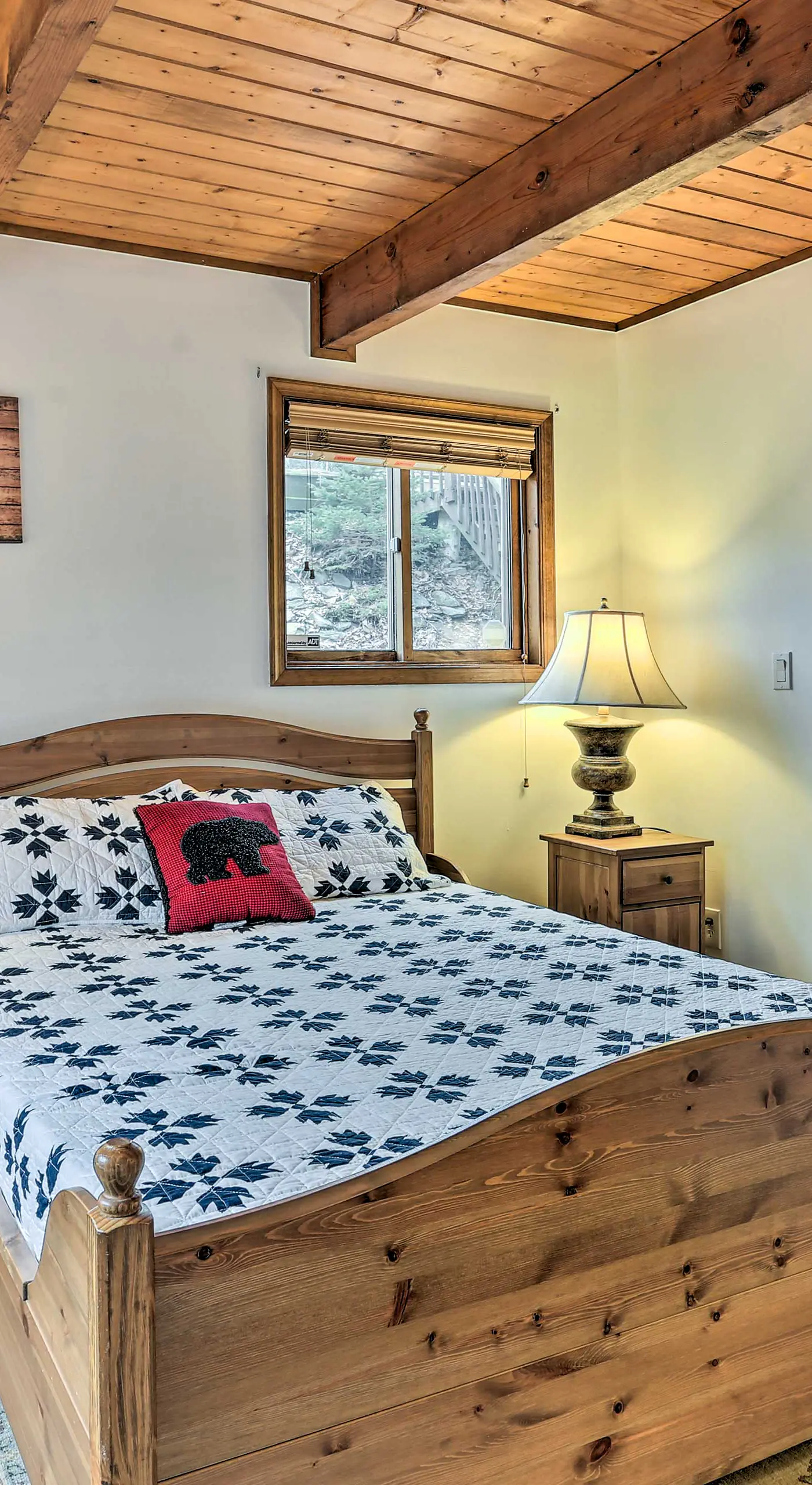 4 Mi to Tubing: Cozy Bushkill Cabin w/ Deck!