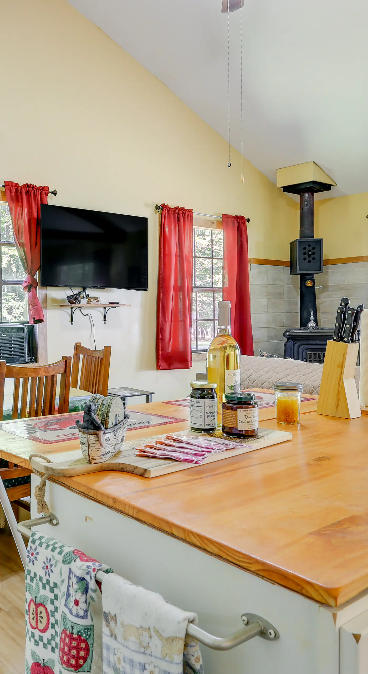Pools & Ski Access: Lackawaxen Cottage w/ Deck!