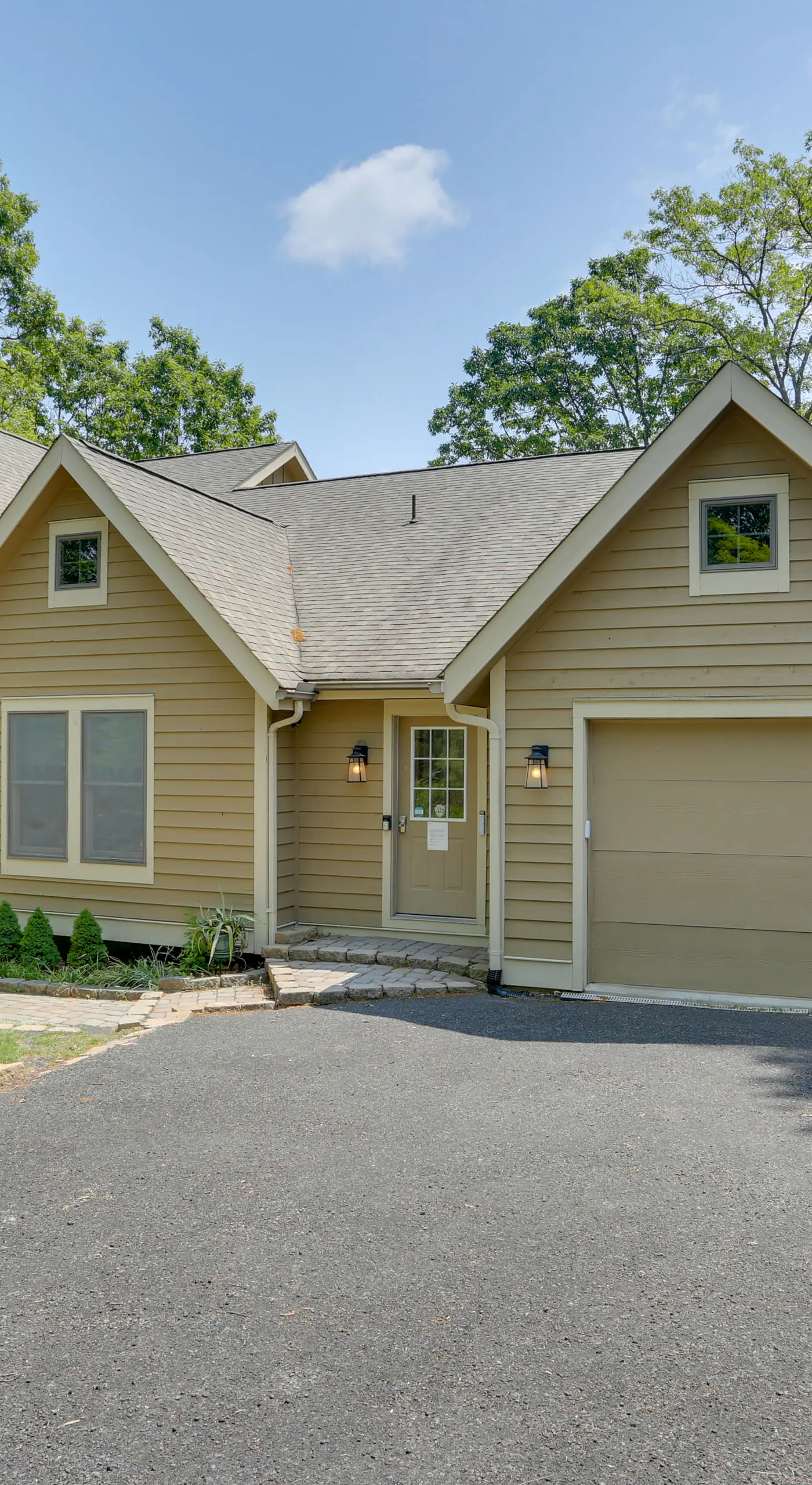 < 1 Mi to Camelback Resort: Home w/ Pool Table!