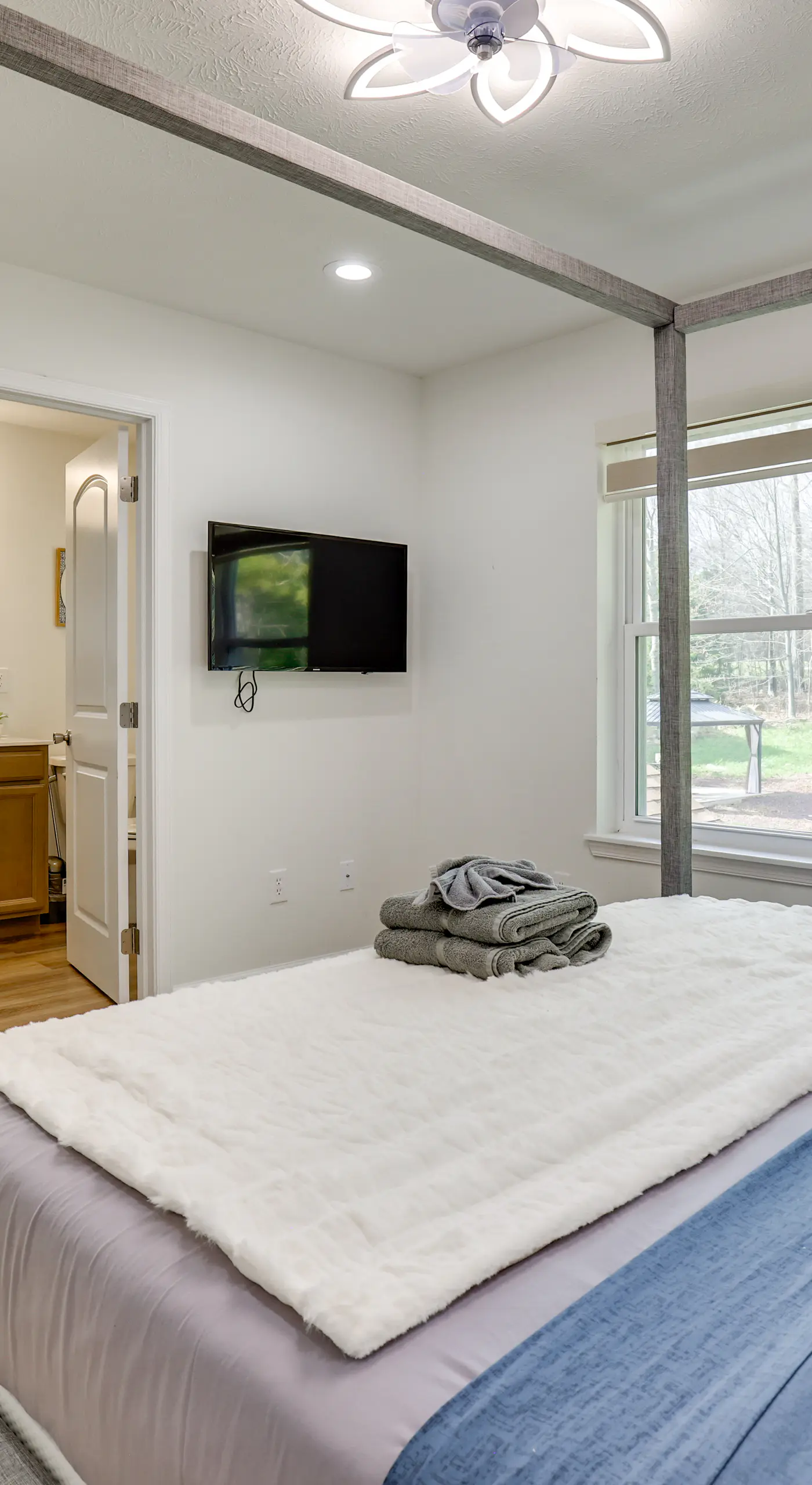 Hot Tub + Lake Access: Spacious Tobyhanna Home