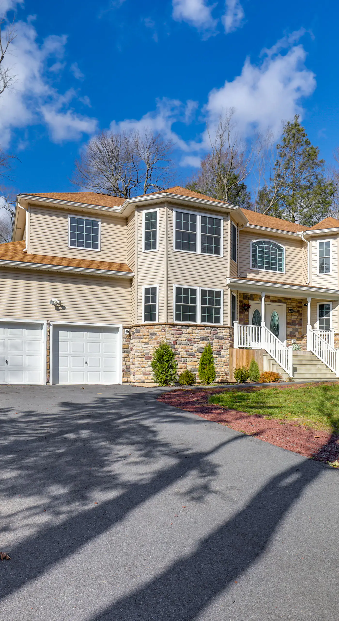 Hot Tub + Lake Access: Spacious Tobyhanna Home
