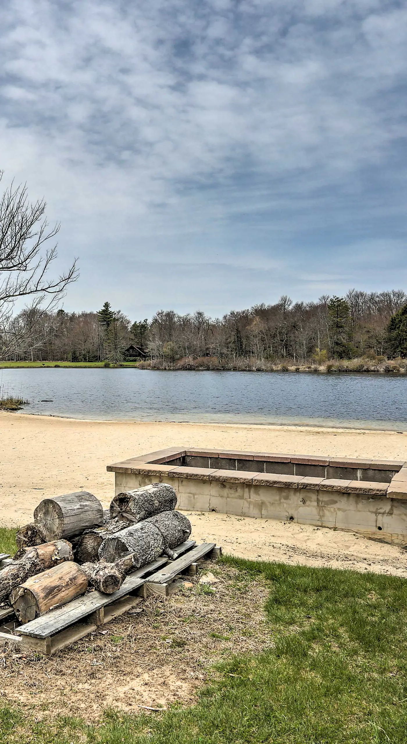 Hot Tub + Lake Access: Spacious Tobyhanna Home