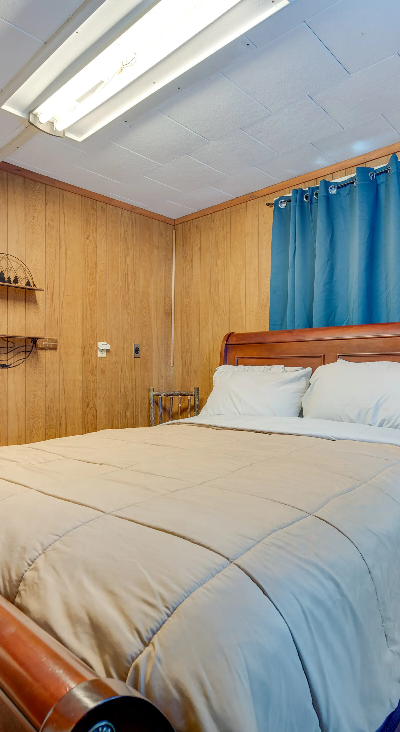 Explore the Poconos! Cozy Creekside Cabin w/ Patio