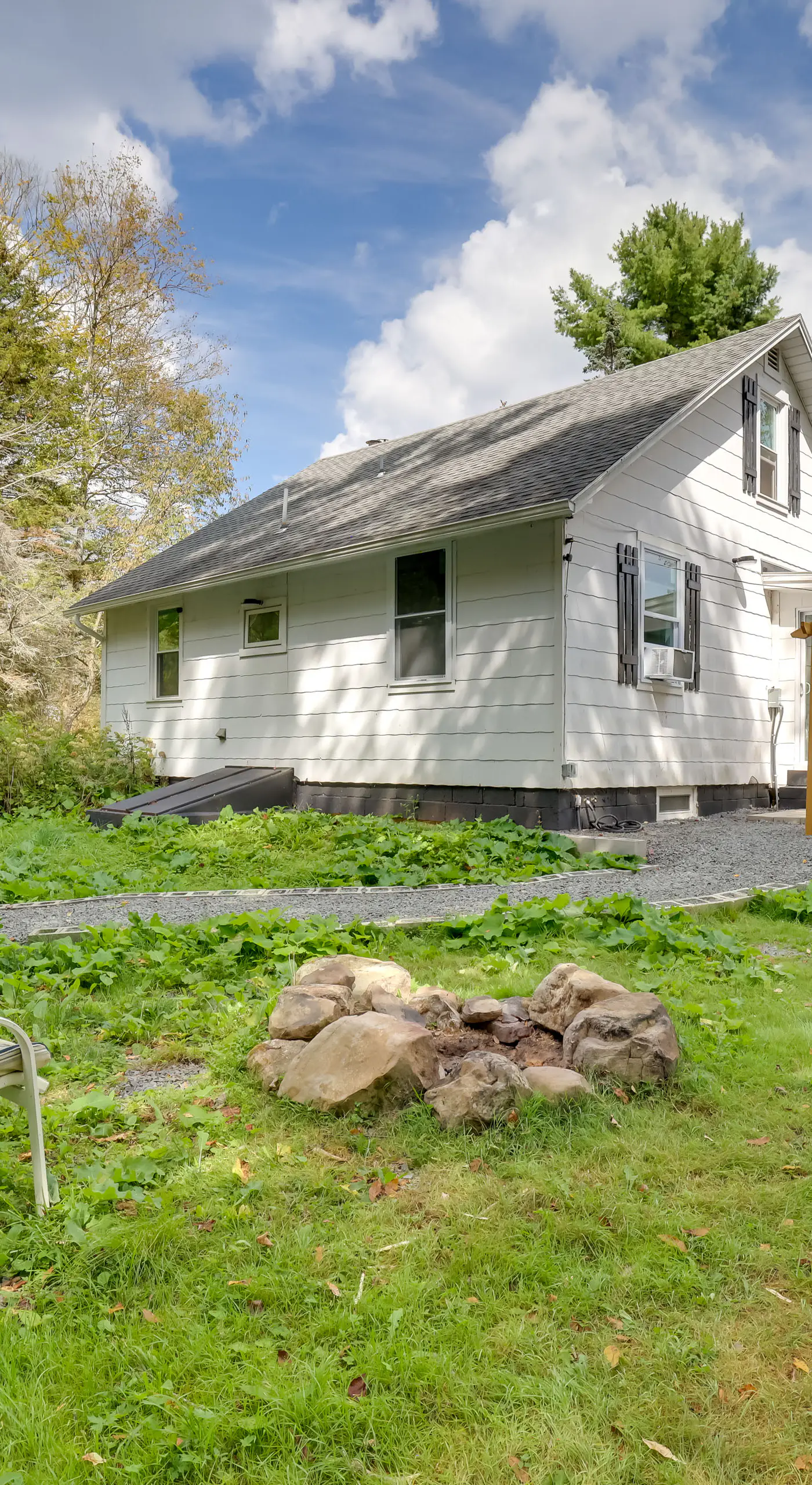 Explore the Poconos! Cozy Creekside Cabin w/ Patio