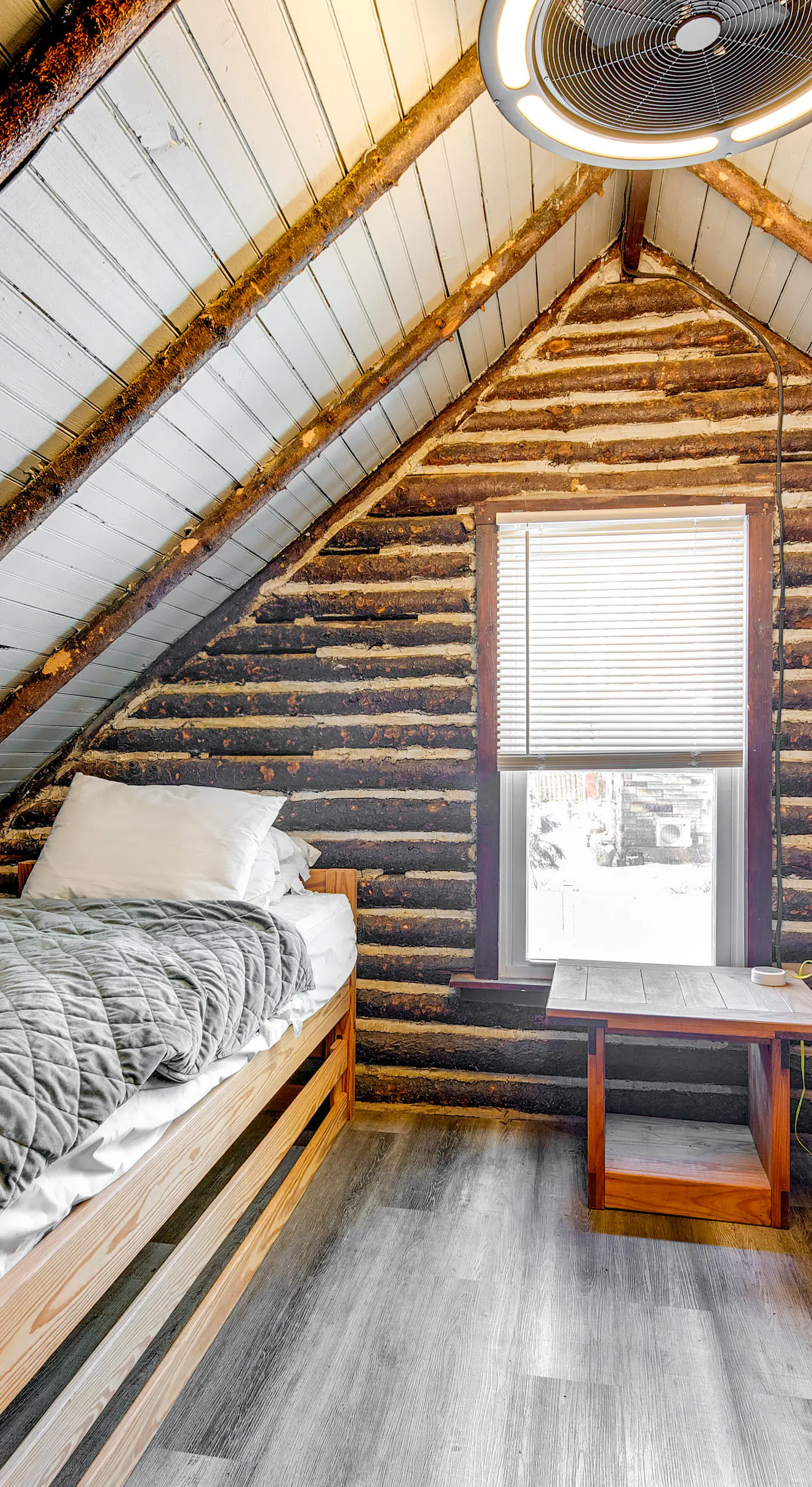 Easy Interstate Access: Original Poconos Log Cabin