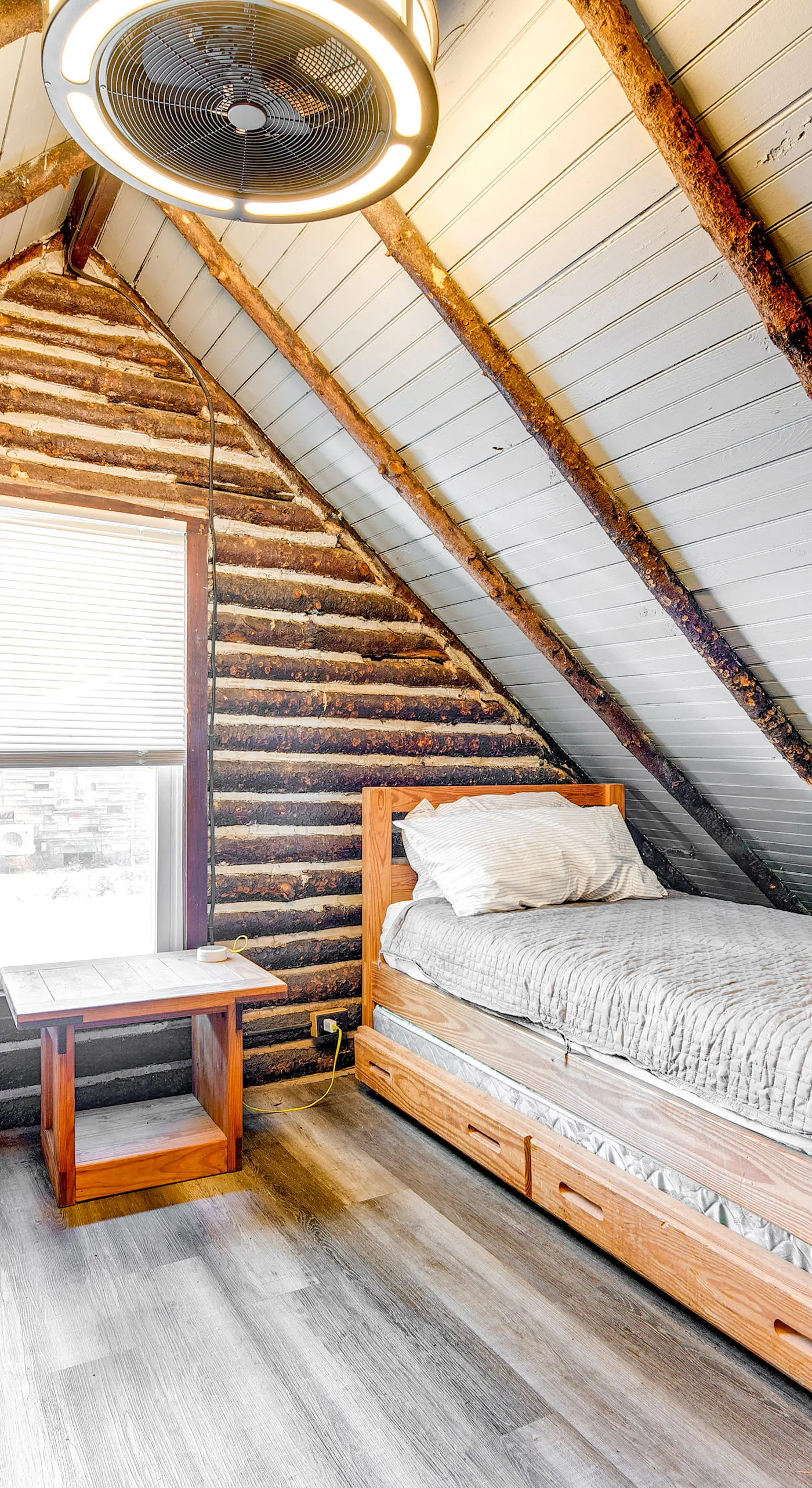 Easy Interstate Access: Original Poconos Log Cabin