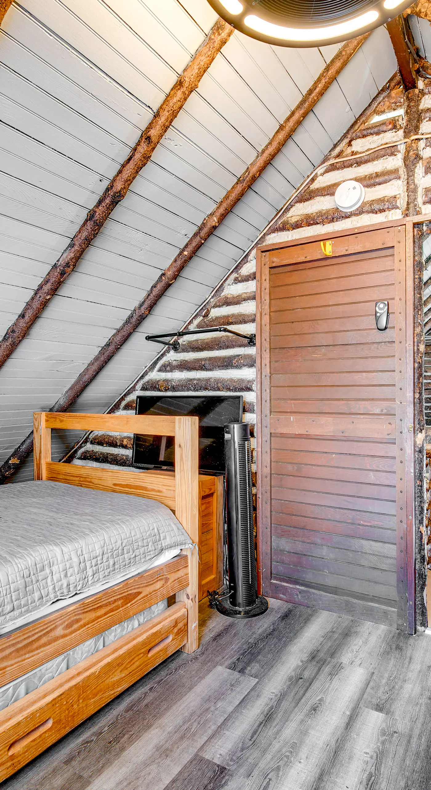 Easy Interstate Access: Original Poconos Log Cabin