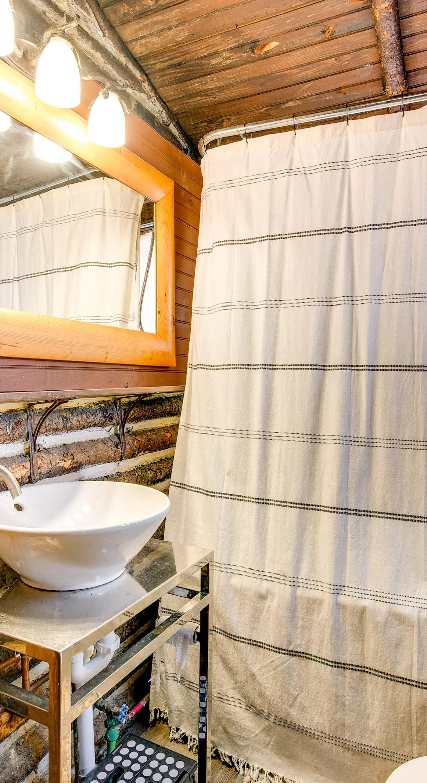 Easy Interstate Access: Original Poconos Log Cabin