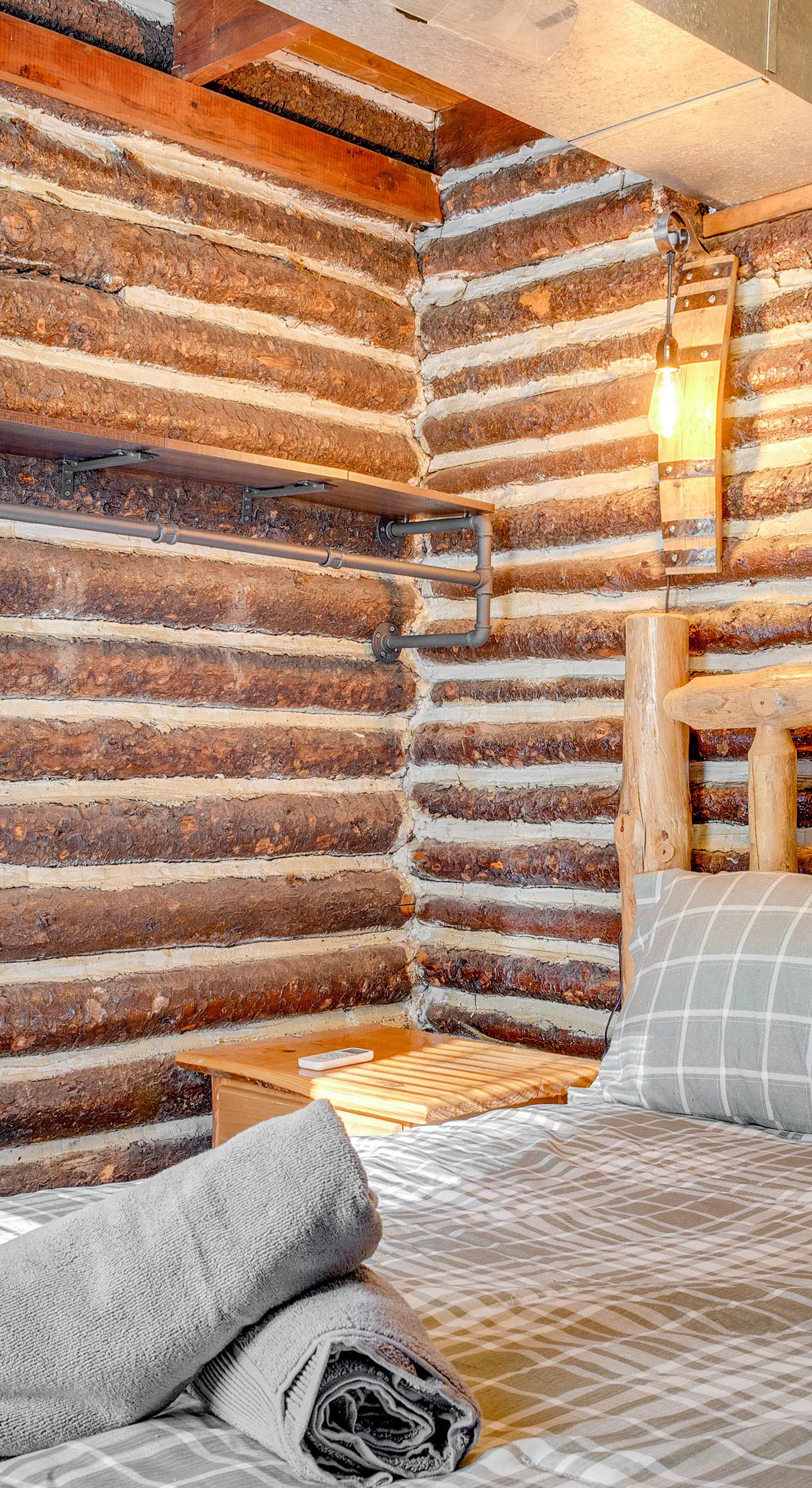 Easy Interstate Access: Original Poconos Log Cabin
