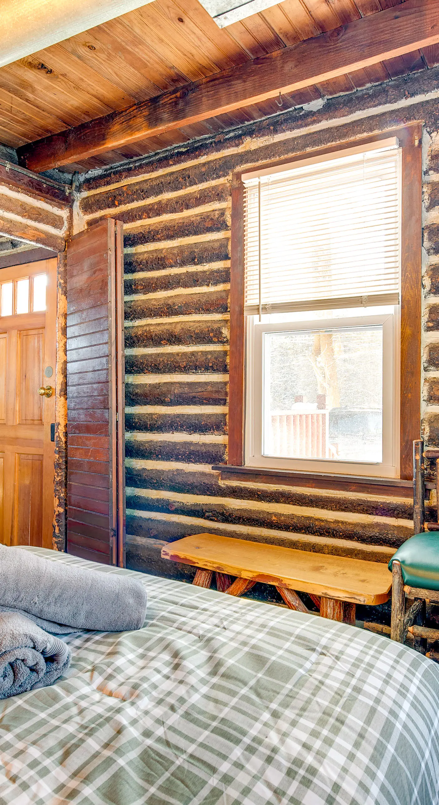 Easy Interstate Access: Original Poconos Log Cabin