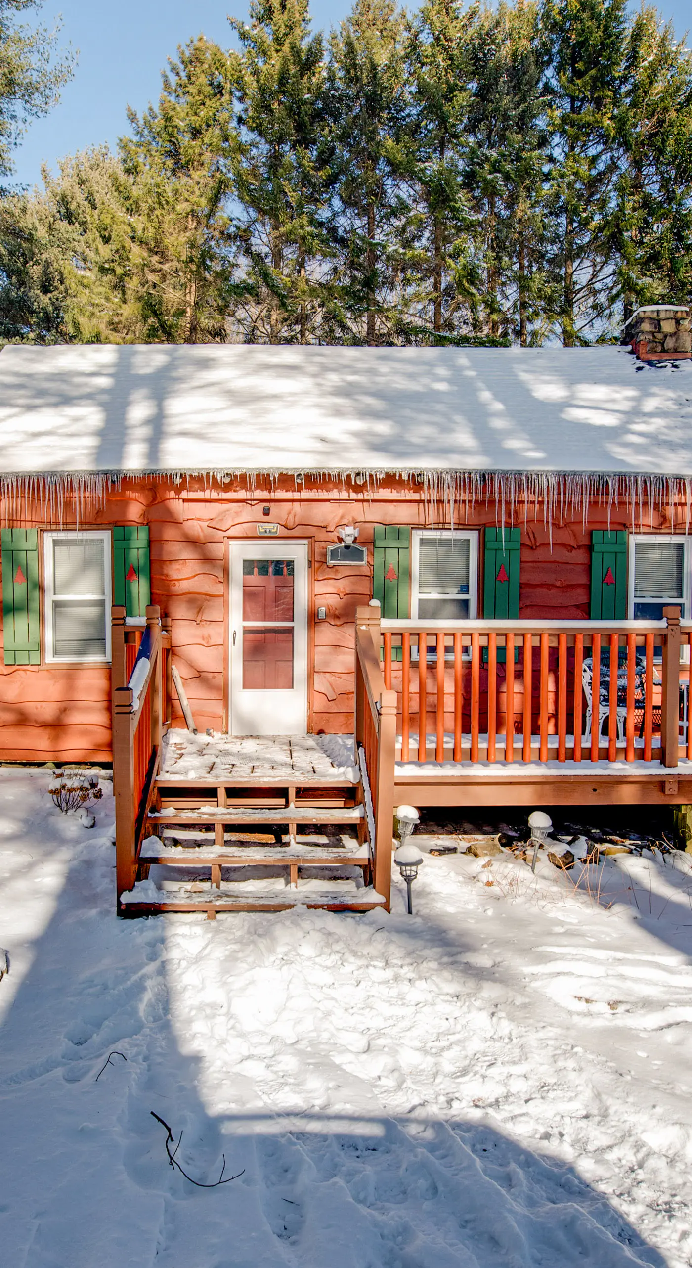 Easy Interstate Access: Original Poconos Log Cabin