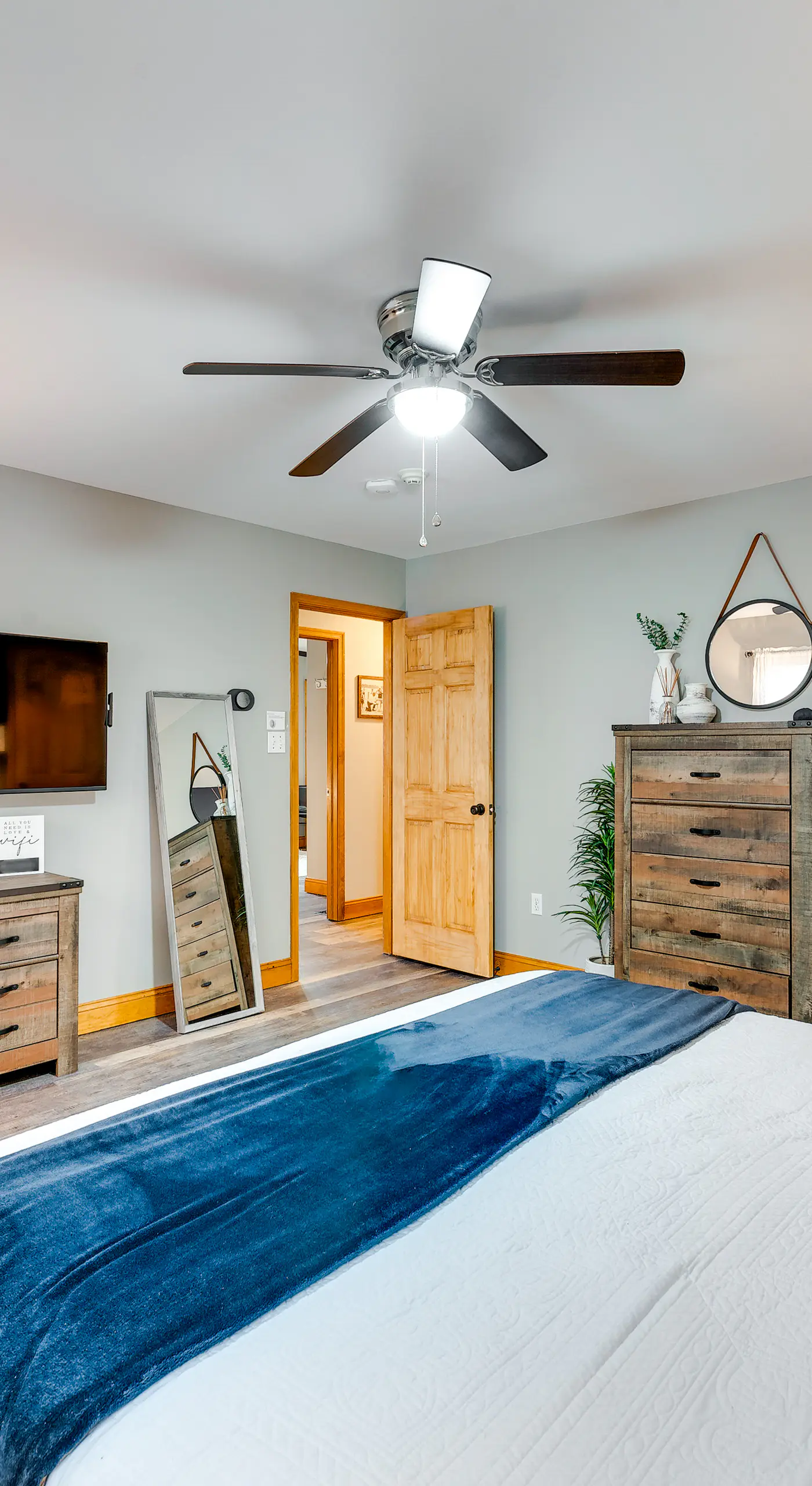 Pocono Lake House Hideaway: Hot Tub & Theater Room