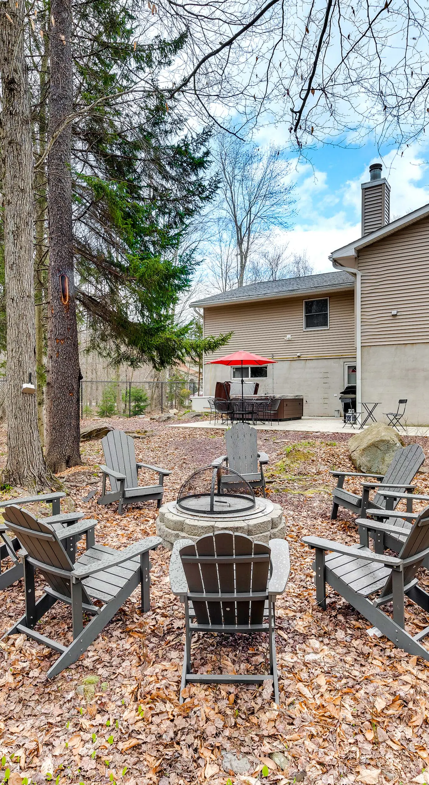 Pocono Lake House Hideaway: Hot Tub & Theater Room
