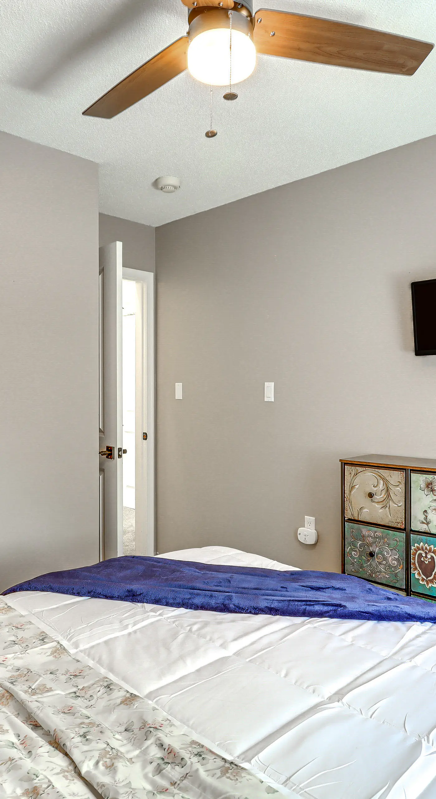 Hot Tub & Lake Beach Access: Tobyhanna Retreat!