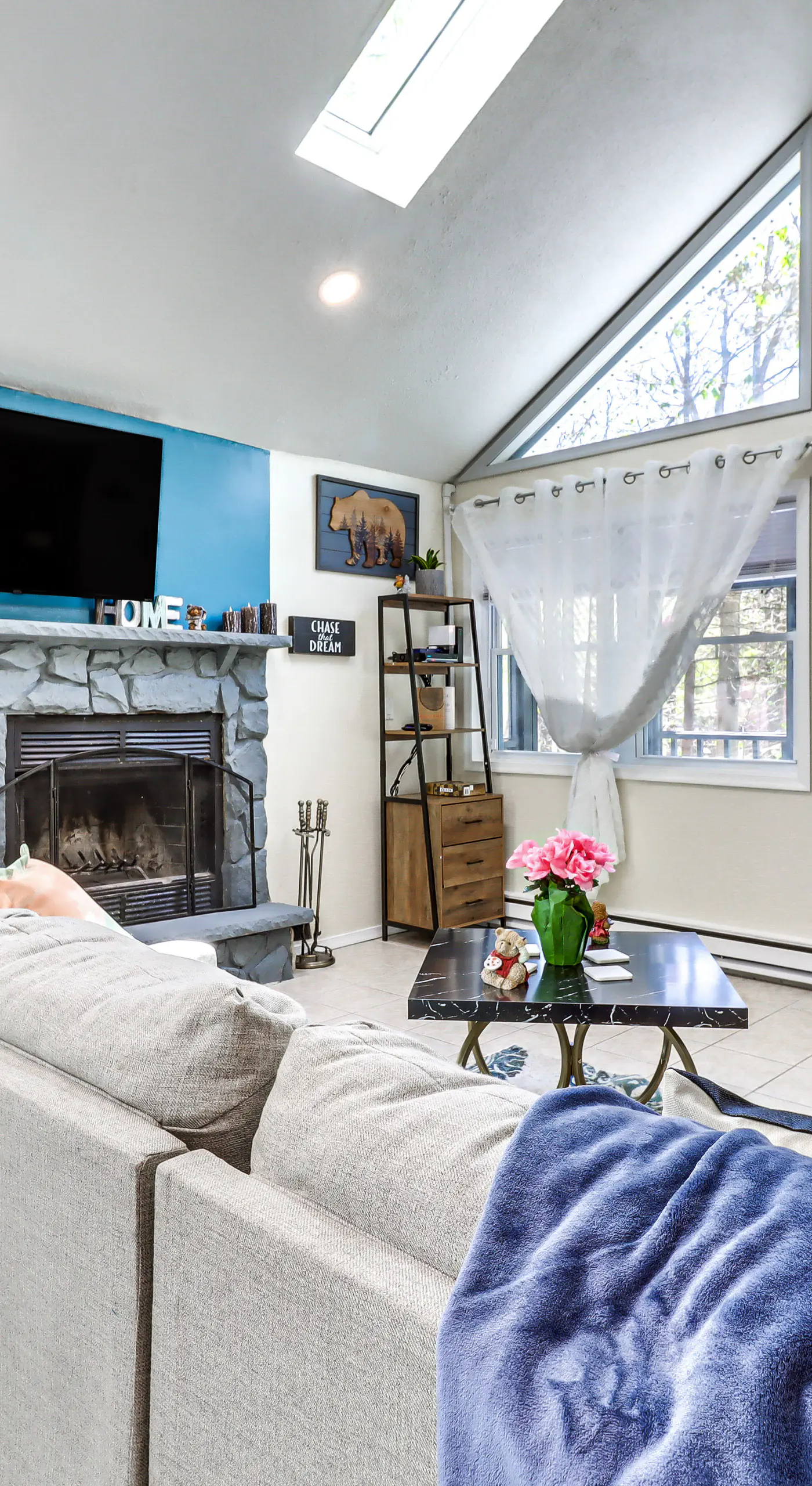 Hot Tub & Lake Beach Access: Tobyhanna Retreat!