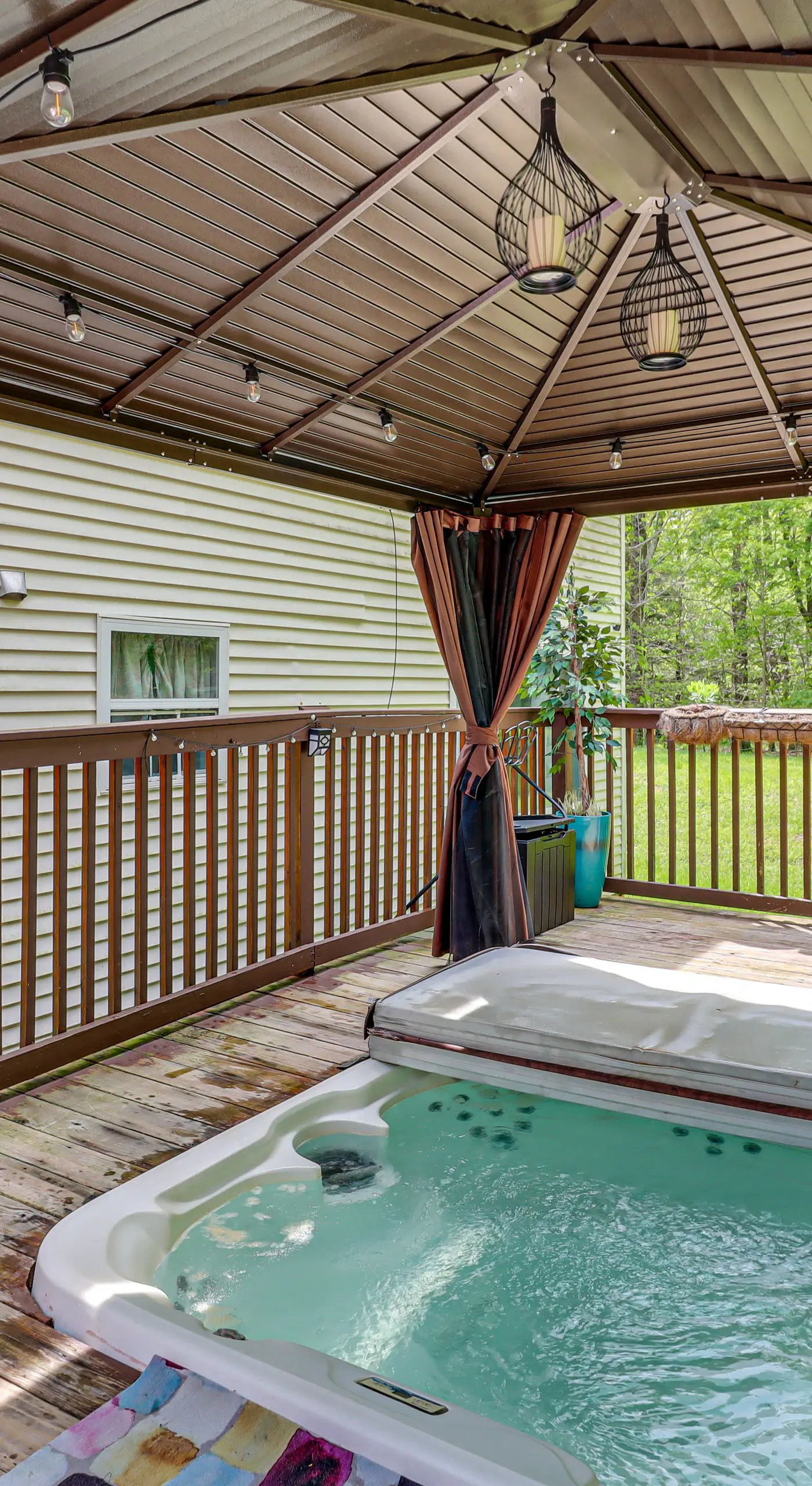 Long Pond Home w/ Hot Tub ~ 8 Mi to Kalahari!