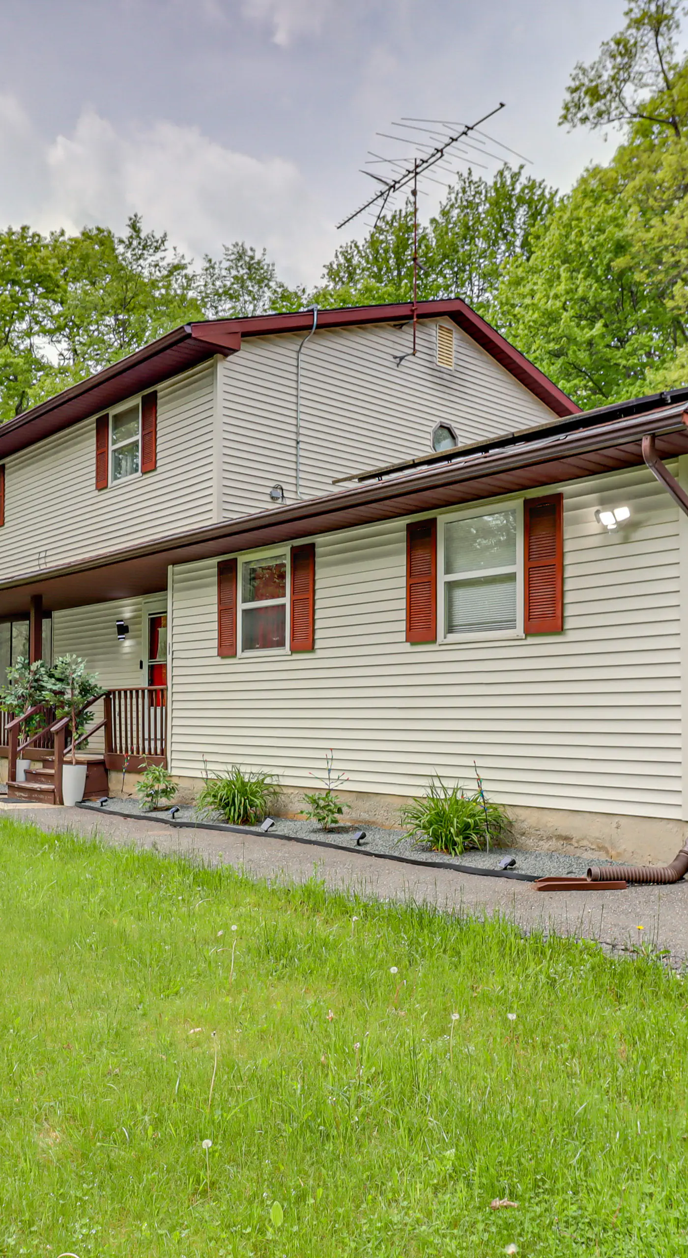 Long Pond Home w/ Hot Tub ~ 8 Mi to Kalahari!