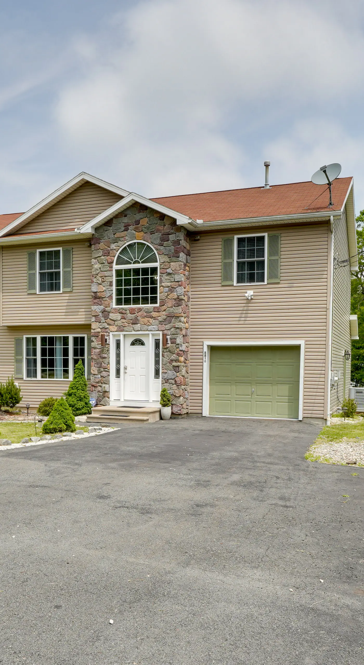 1 Mi to Lakes: Family Pocono Home w/ Yard & Deck!