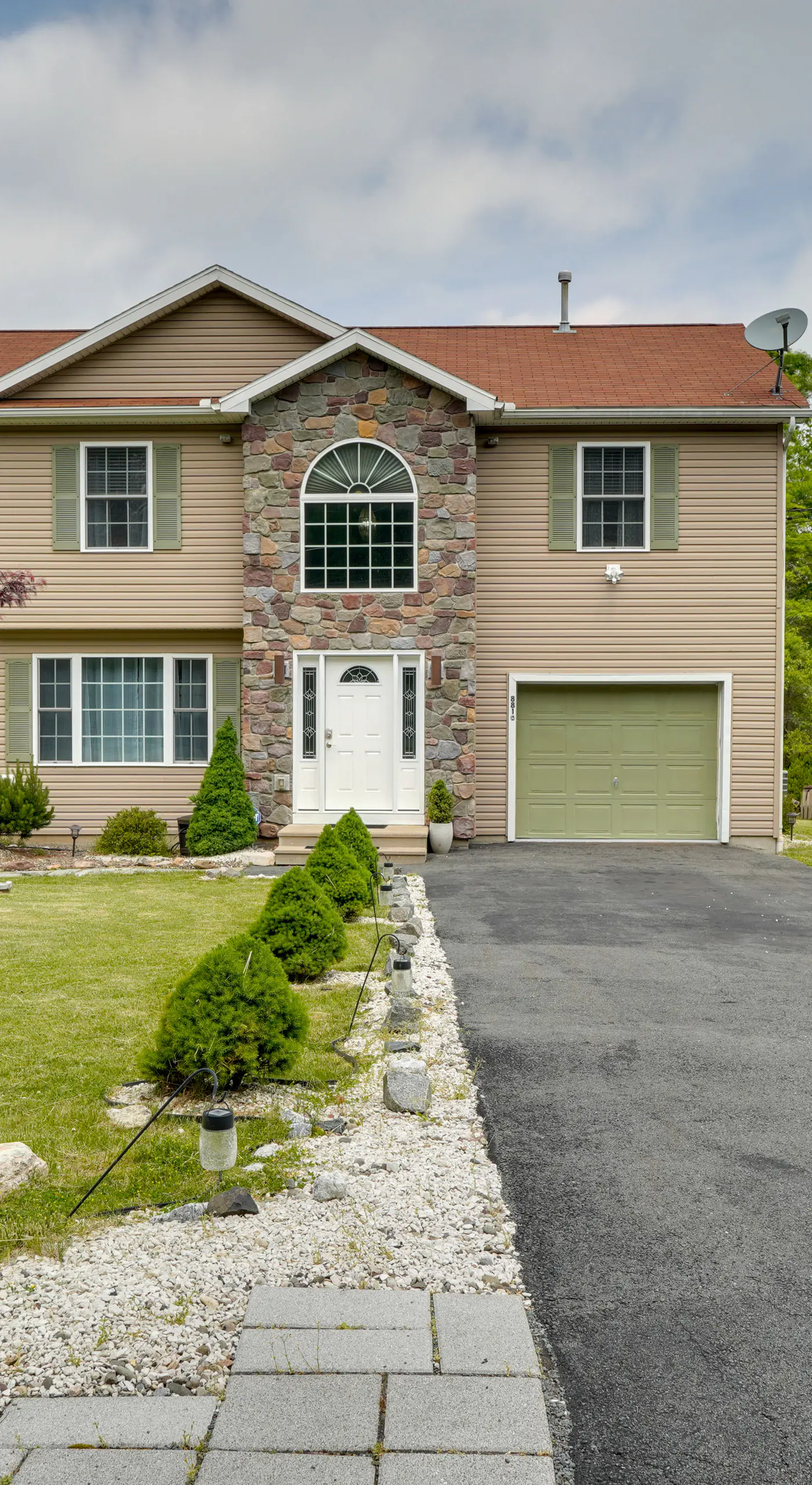 1 Mi to Lakes: Family Pocono Home w/ Yard & Deck!