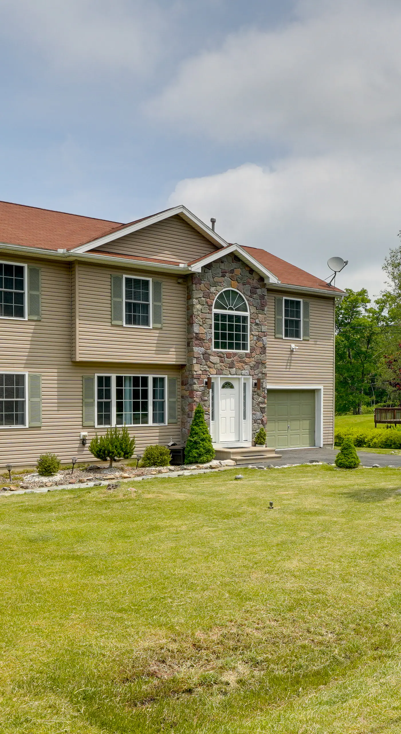 1 Mi to Lakes: Family Pocono Home w/ Yard & Deck!