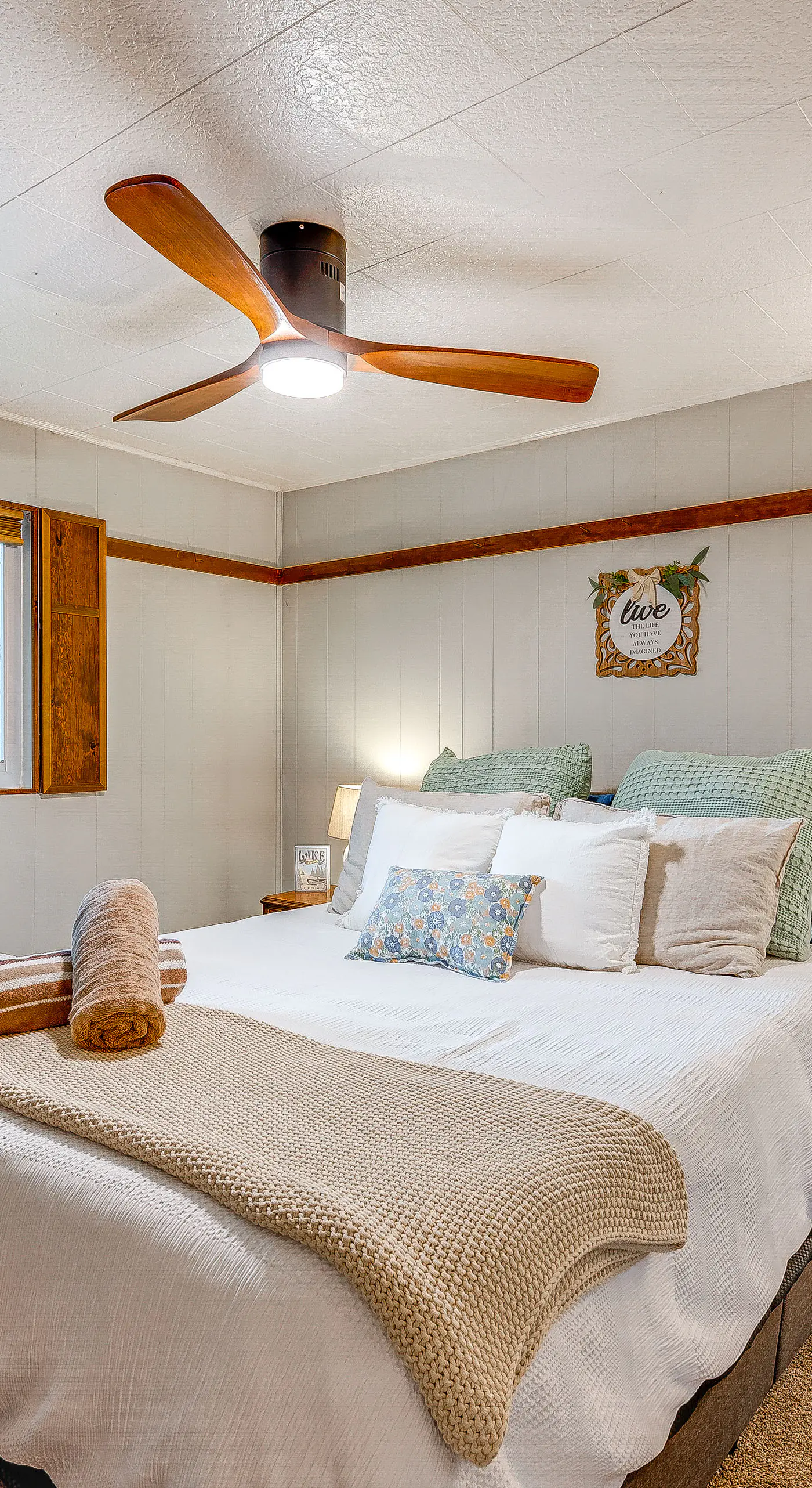 Deck & Fire Pit: Pet-Friendly Pocono Lake Abode!