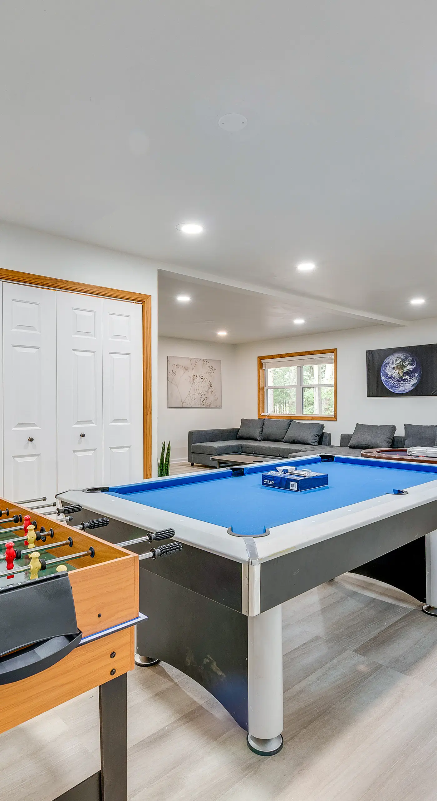Lakefront Poconos Cabin w/ Deck & Game Room