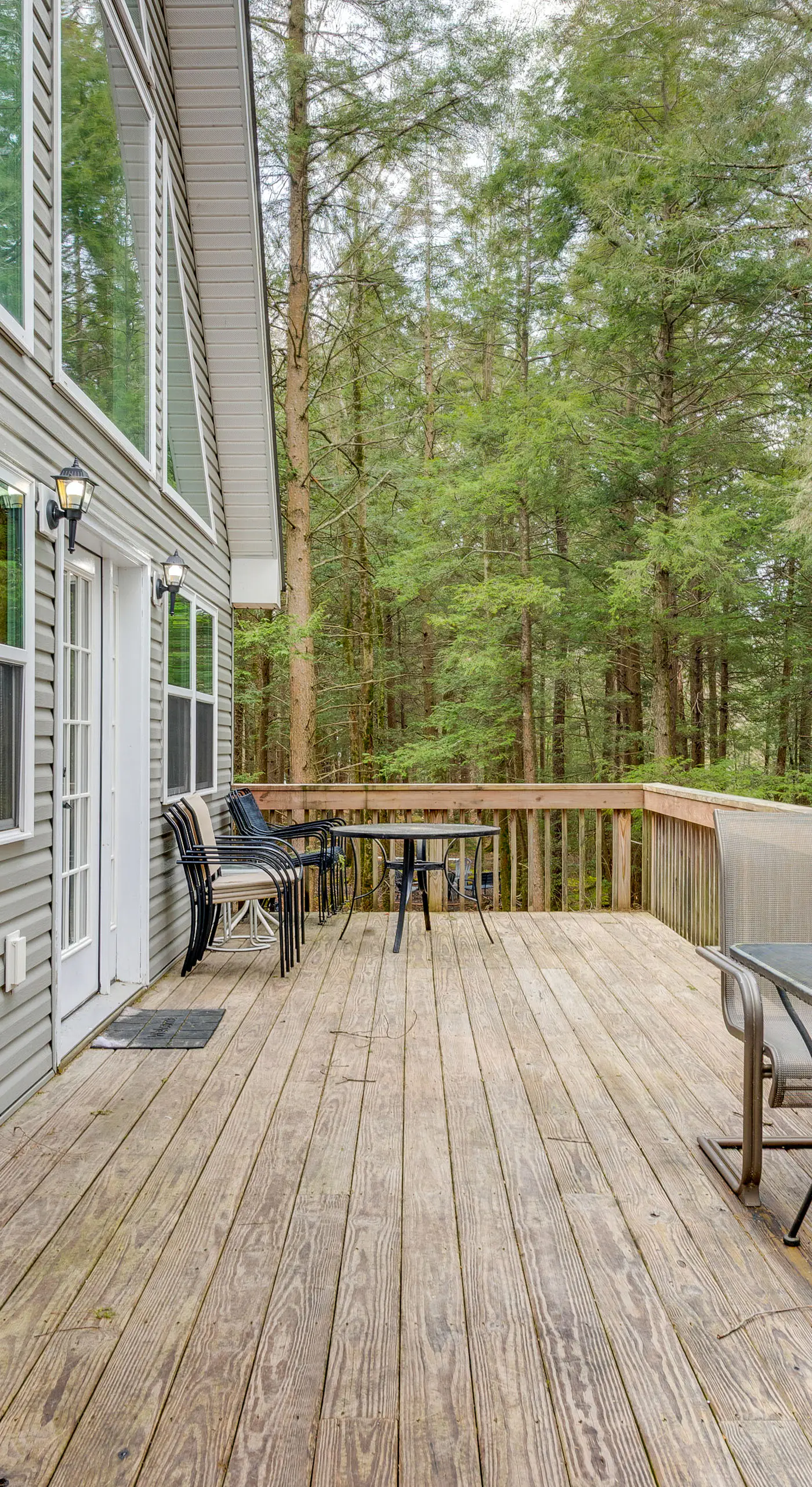 Lakefront Poconos Cabin w/ Deck & Game Room