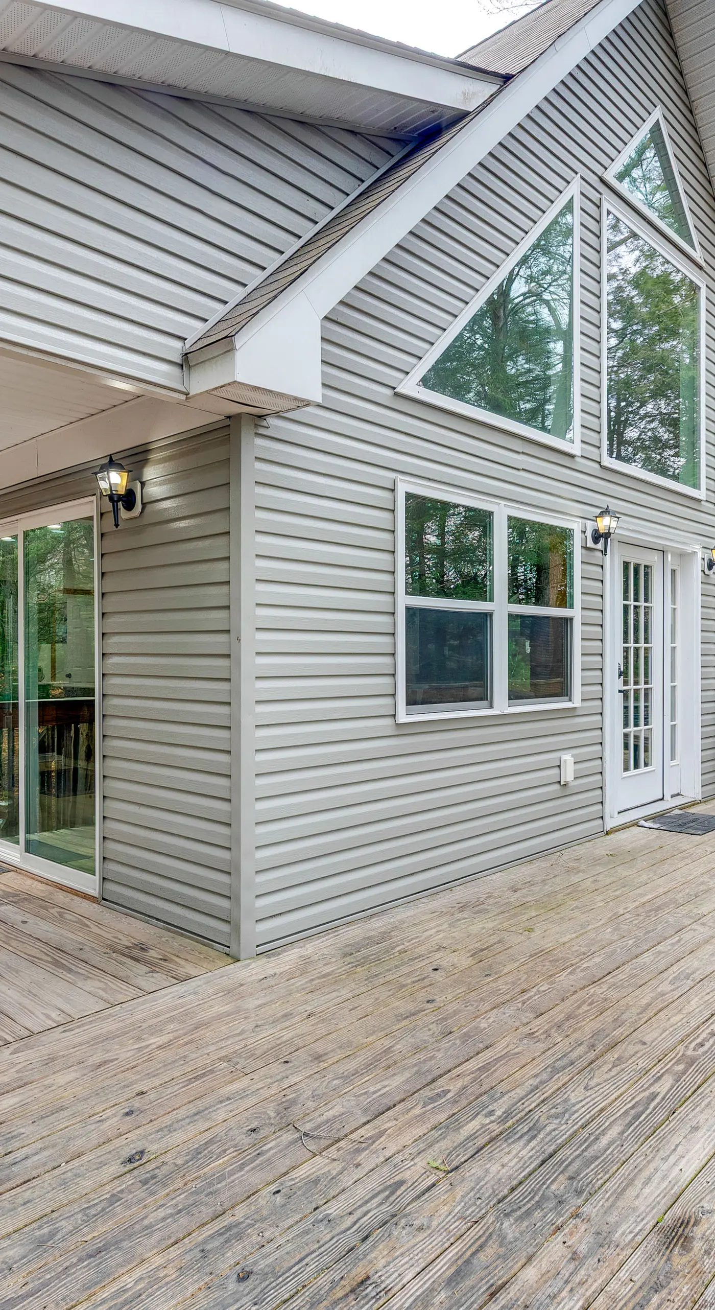 Lakefront Poconos Cabin w/ Deck & Game Room