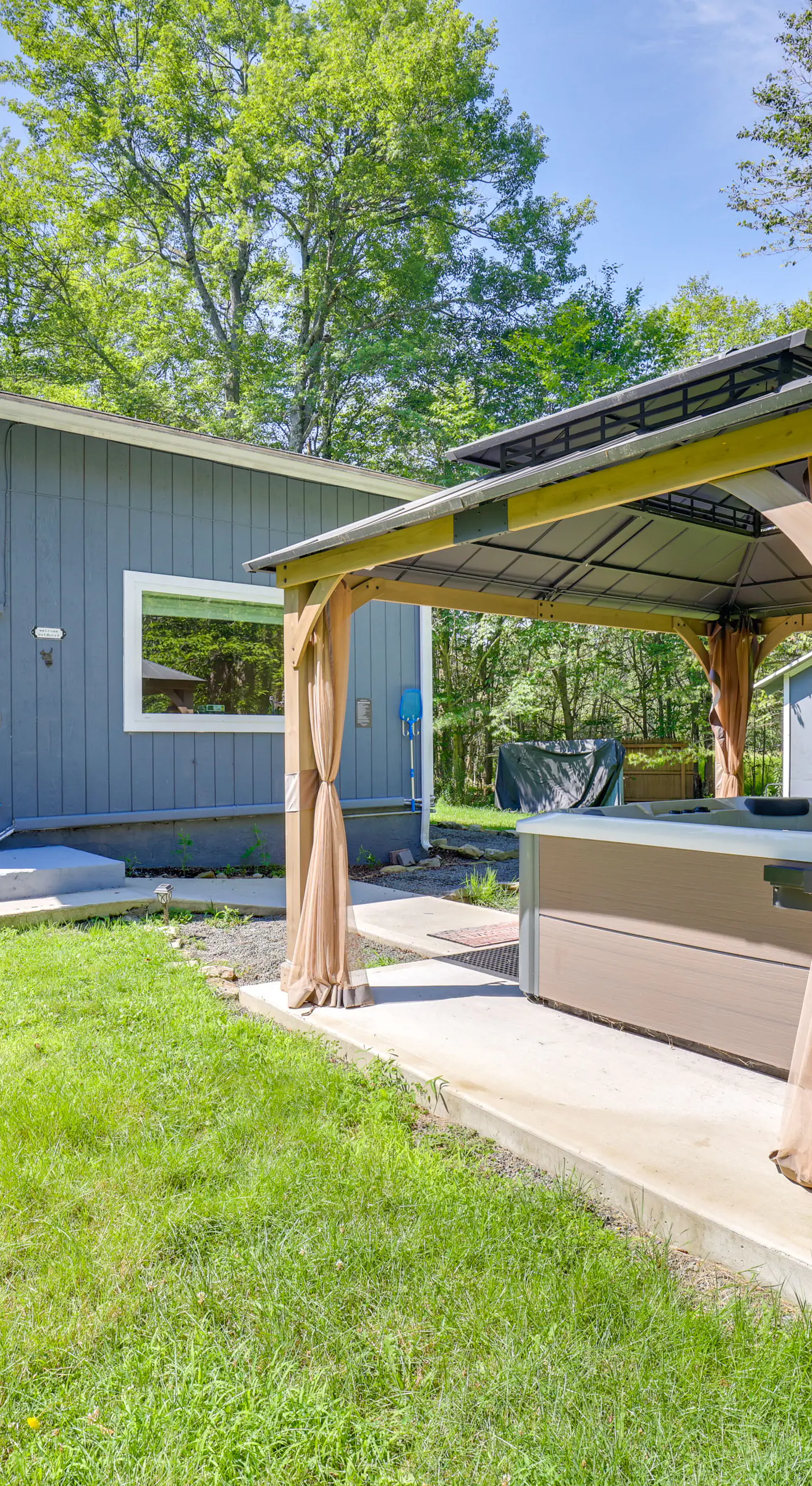 Hot Tub + Game Room: Wooded Poconos Retreat